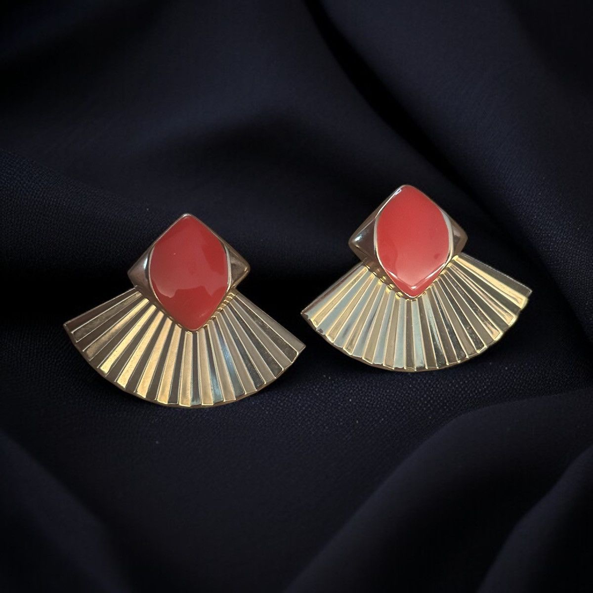 Vintage Vintage gold tone and red enamel fan post earrings Size ONE SIZE - 1 Thumbnail
