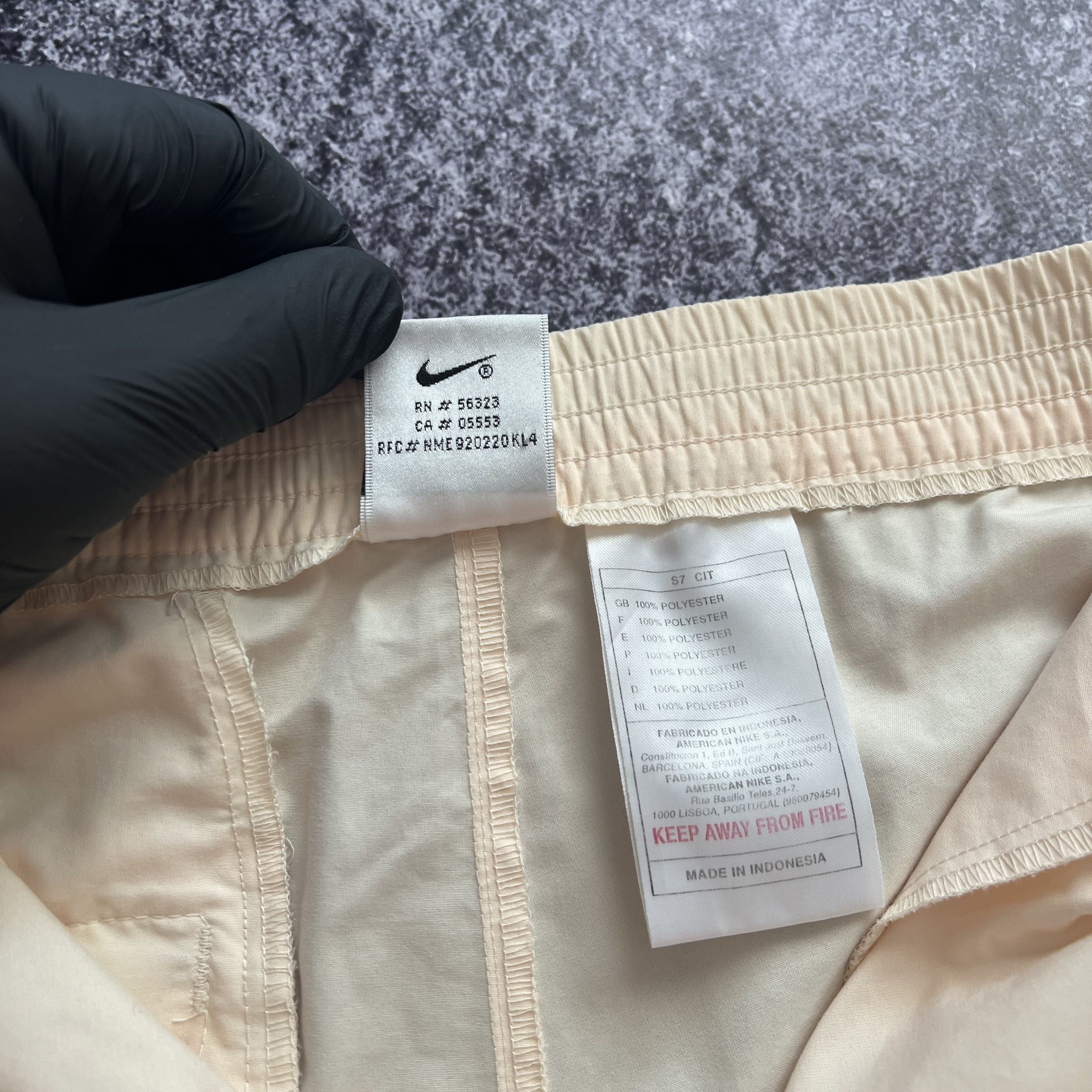 Nike Vintage Nike Shorts Size S Size US 31 - 9 Thumbnail