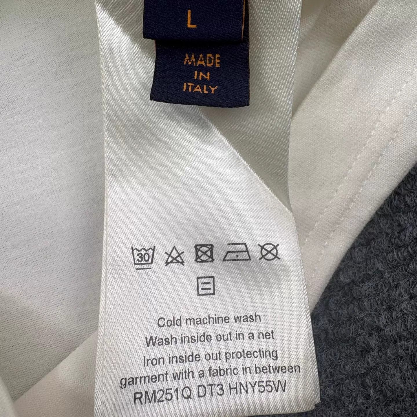 Louis Vuitton Louis Vuitton White Embossed Logo Short Sleeve T-Shirt Size US L / EU 52-54 / 3 - 6 Thumbnail