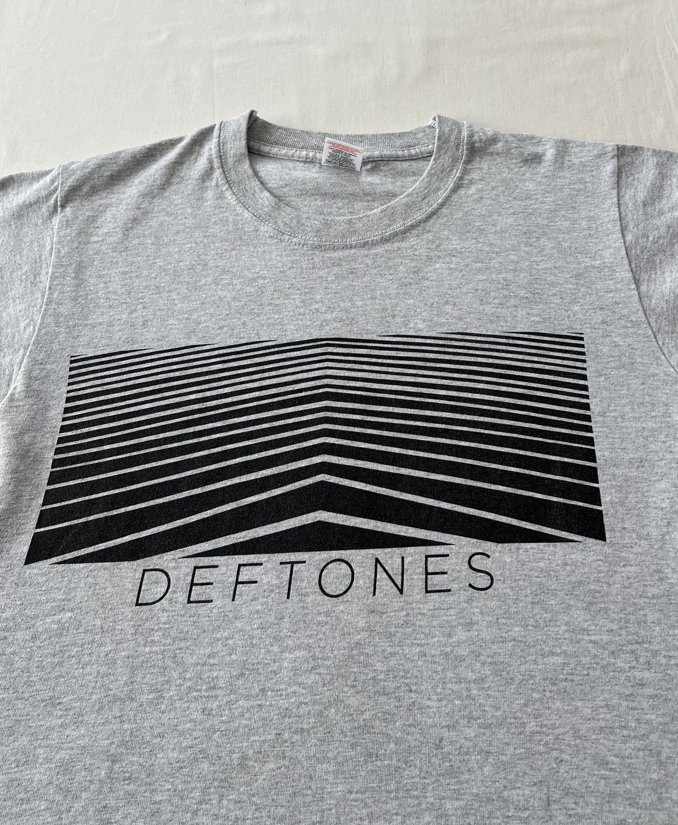 Band Tees Vintage 2000s Deftones Metal Band Y2k Gray T-shirt Size US S / EU 44-46 / 1 - 3 Thumbnail
