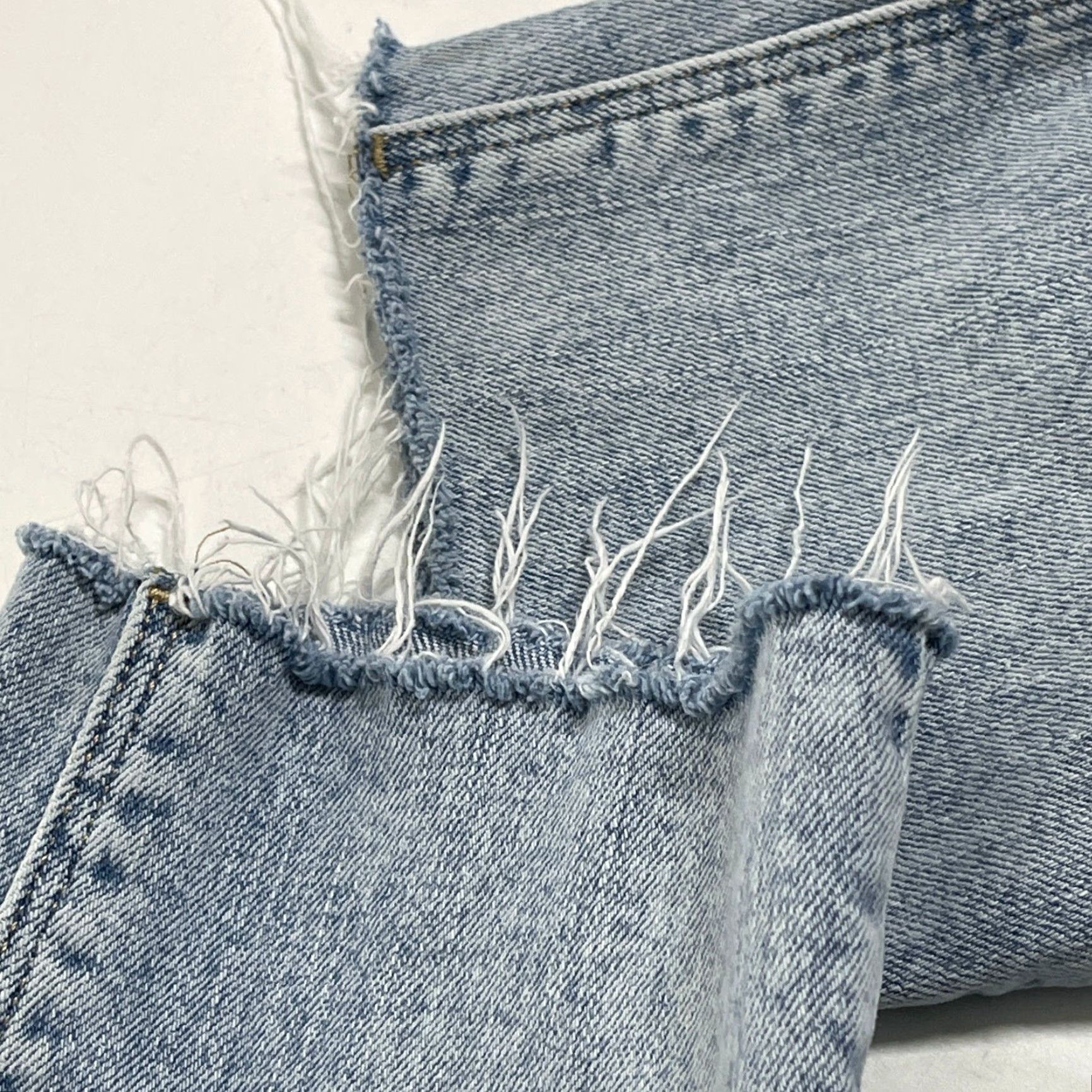 Old Navy Old Navy Jeans Size 4 Light Blue Denim Distressed Raw Hem 5-Pocket Belt Loops Mid Rise Regular Fit 26in Inseam Women Streetwear Jeans Size 30" / US 8 / IT 44 - 6 Thumbnail