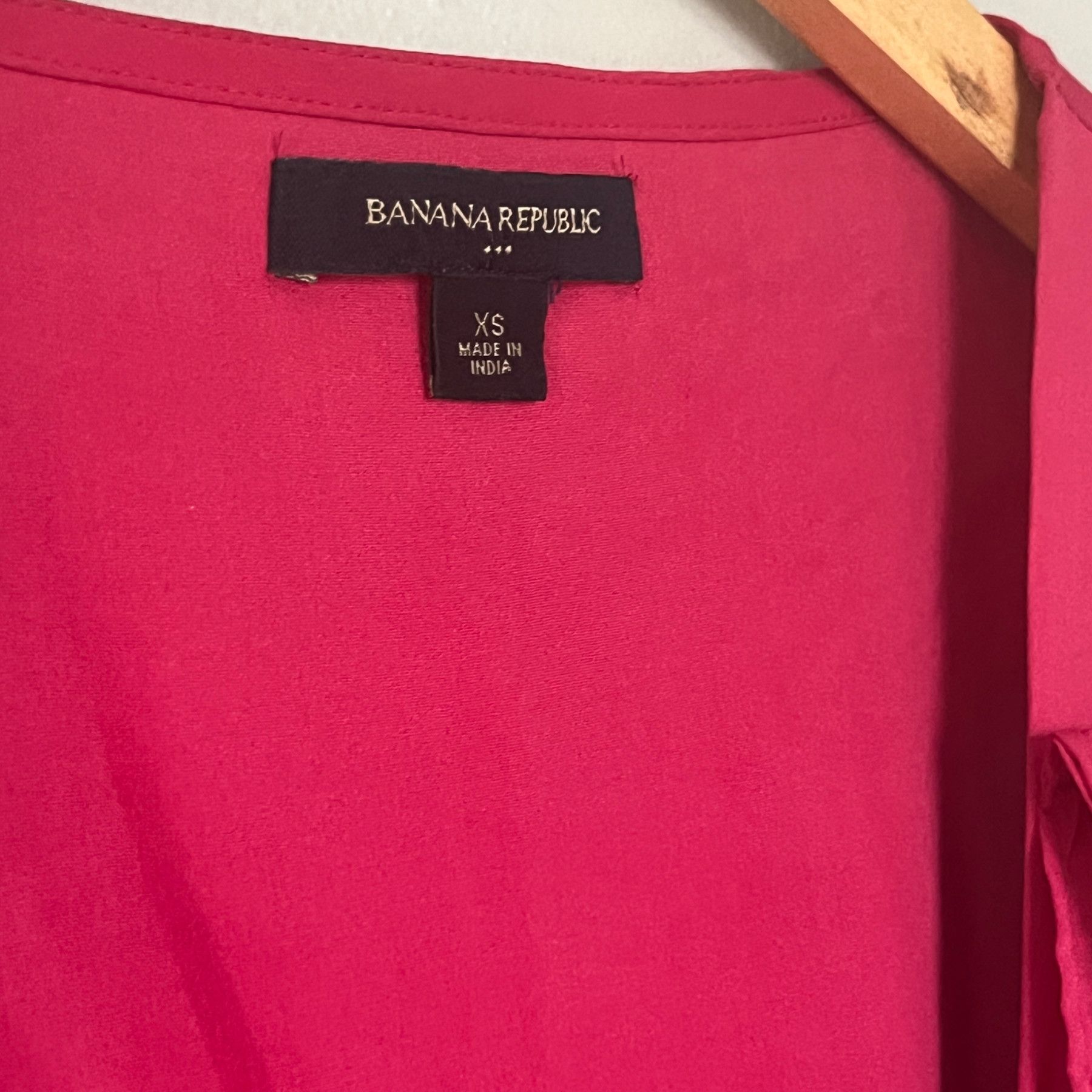 Banana Republic Banana Republic Sleeveless Top in Vibrant Pink Size XS Size XS / US 0-2 / IT 36-38 - 5 Thumbnail