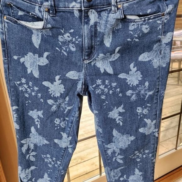 Ann Taylor Ann Taylor The Skinny Crop Curvy Fit Floral Sz. 4 Blue Jeans Size 27" / US 4 / IT 40 - 4 Thumbnail