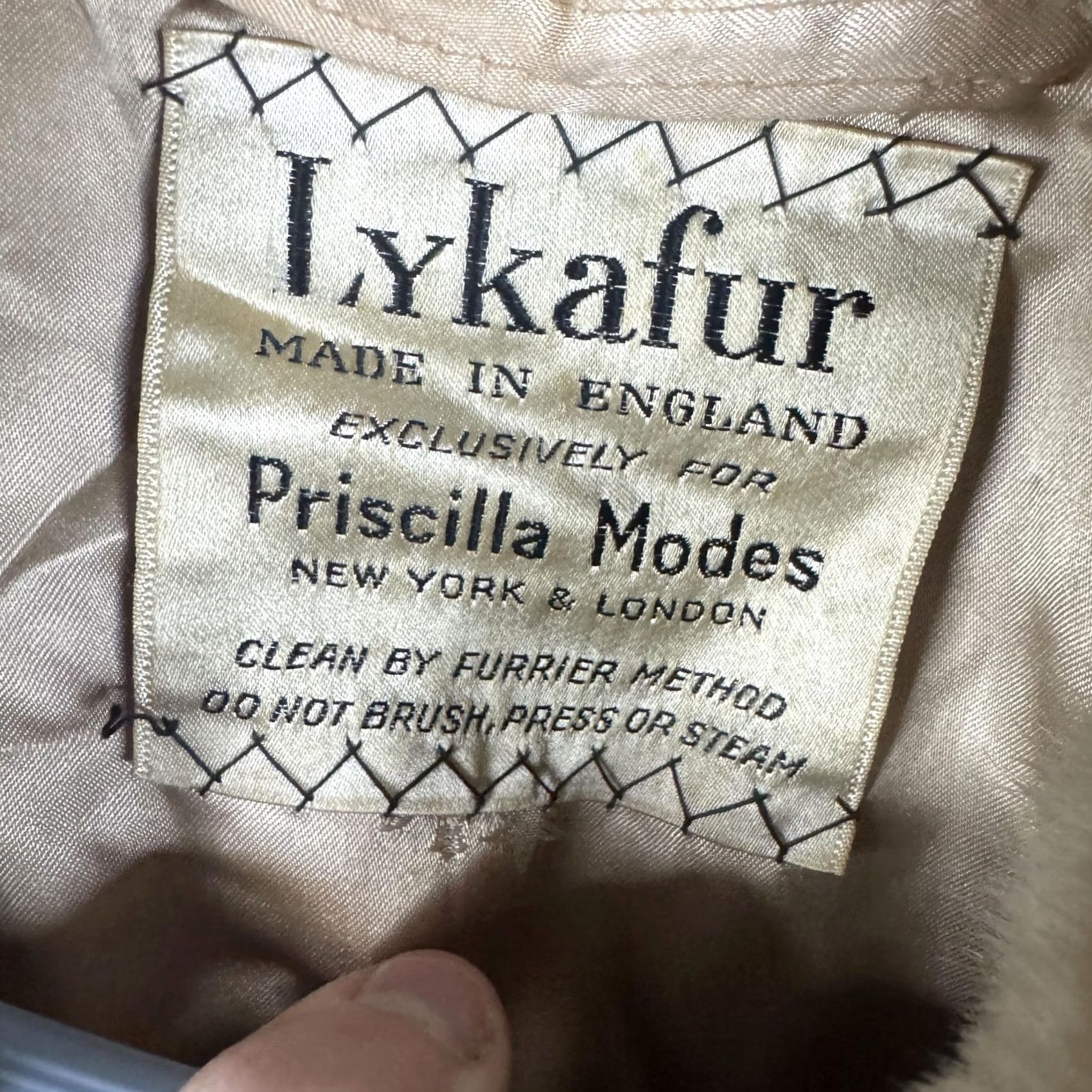 Vintage VINTAGE Lykafur Coat Womens Long Beige Fur Overcoat Lined England Large Hook & Eye Pockets Notched Collar Formal Womens Size L / US 10 / IT 46 - 7 Thumbnail