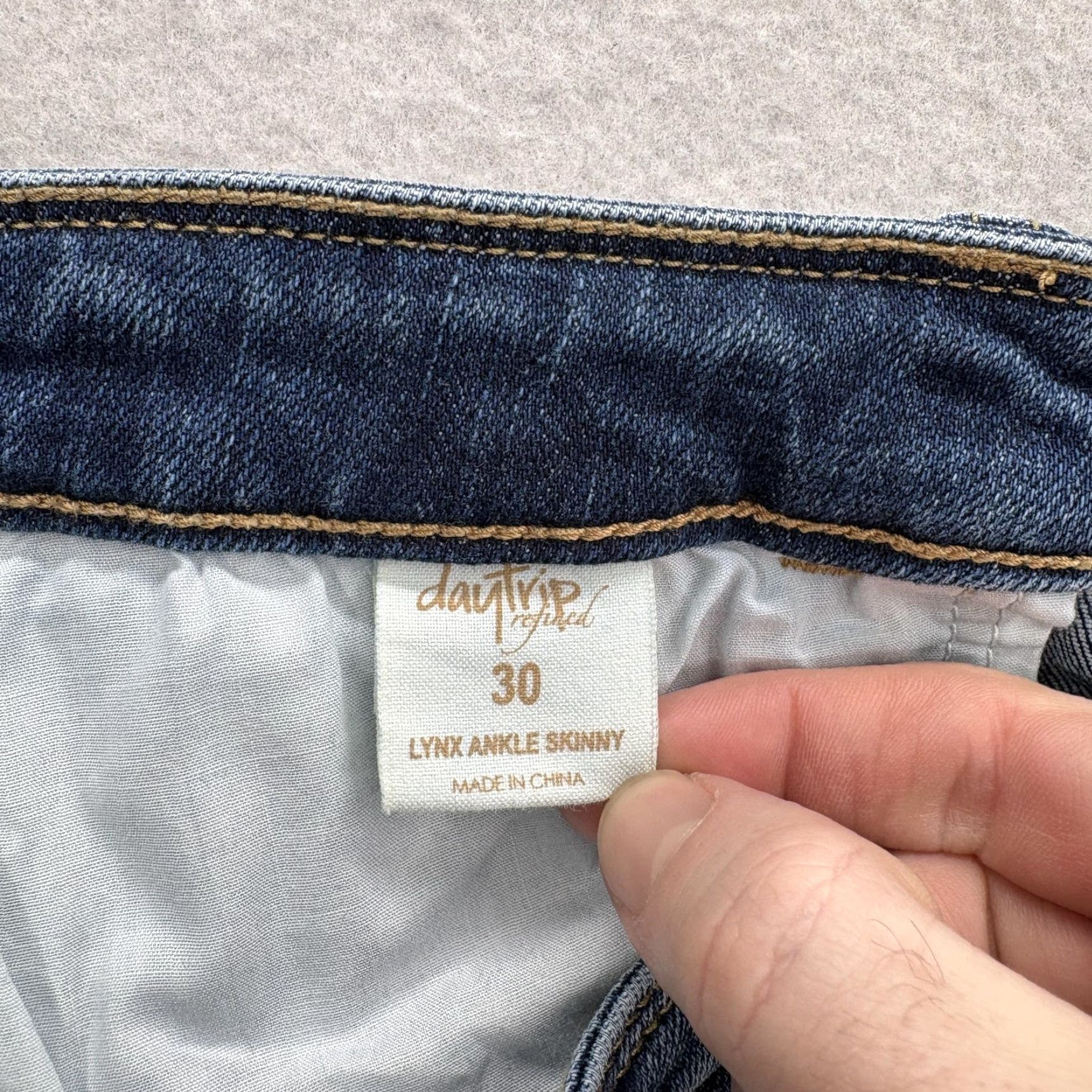 Vintage Daytrip Lynx Jeans Womens 30 Blue Medium Distressed Raw Hem Skinny 5-Pocket Denim Cotton Spandex Zip Pocket Women Rise Mid N/A 1990s Boys? Size 30" / US 8 / IT 44 - 5 Thumbnail