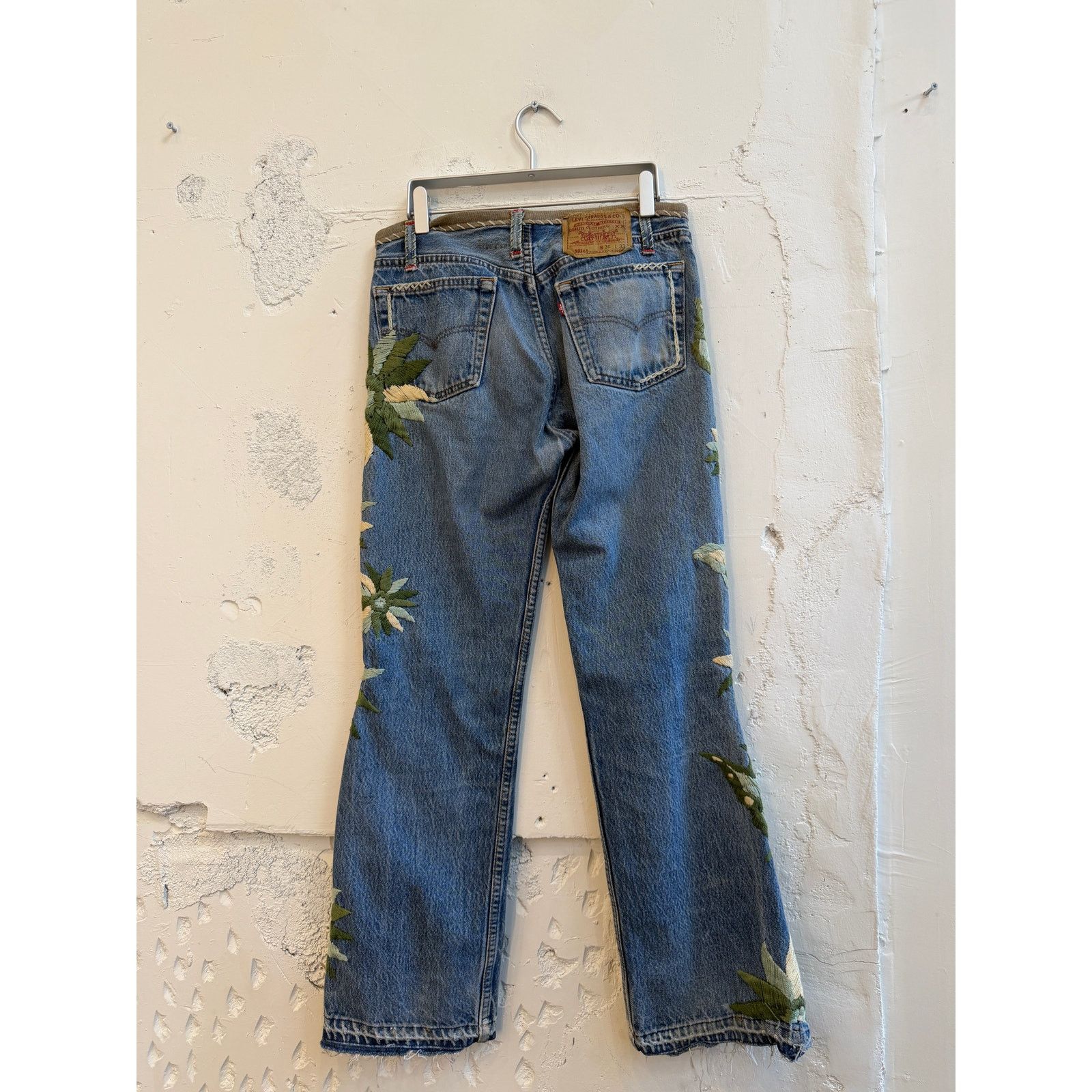 The Great China Wall The Great China Wall Levi's Floral Embroidered Jeans Size 30" / US 8 / IT 44 - 2 Thumbnail