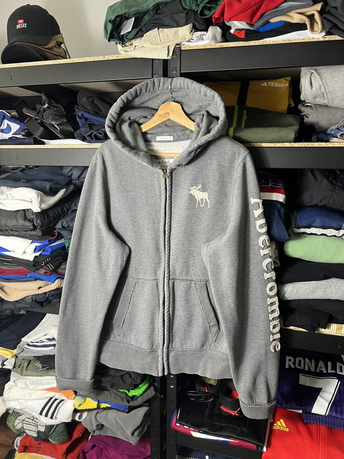 Abercrombie & Fitch Vintage Abercrombie & Fitch Moose Zip Hoodie Grey Size XL Size US XL / EU 56 / 4 - 1 Thumbnail