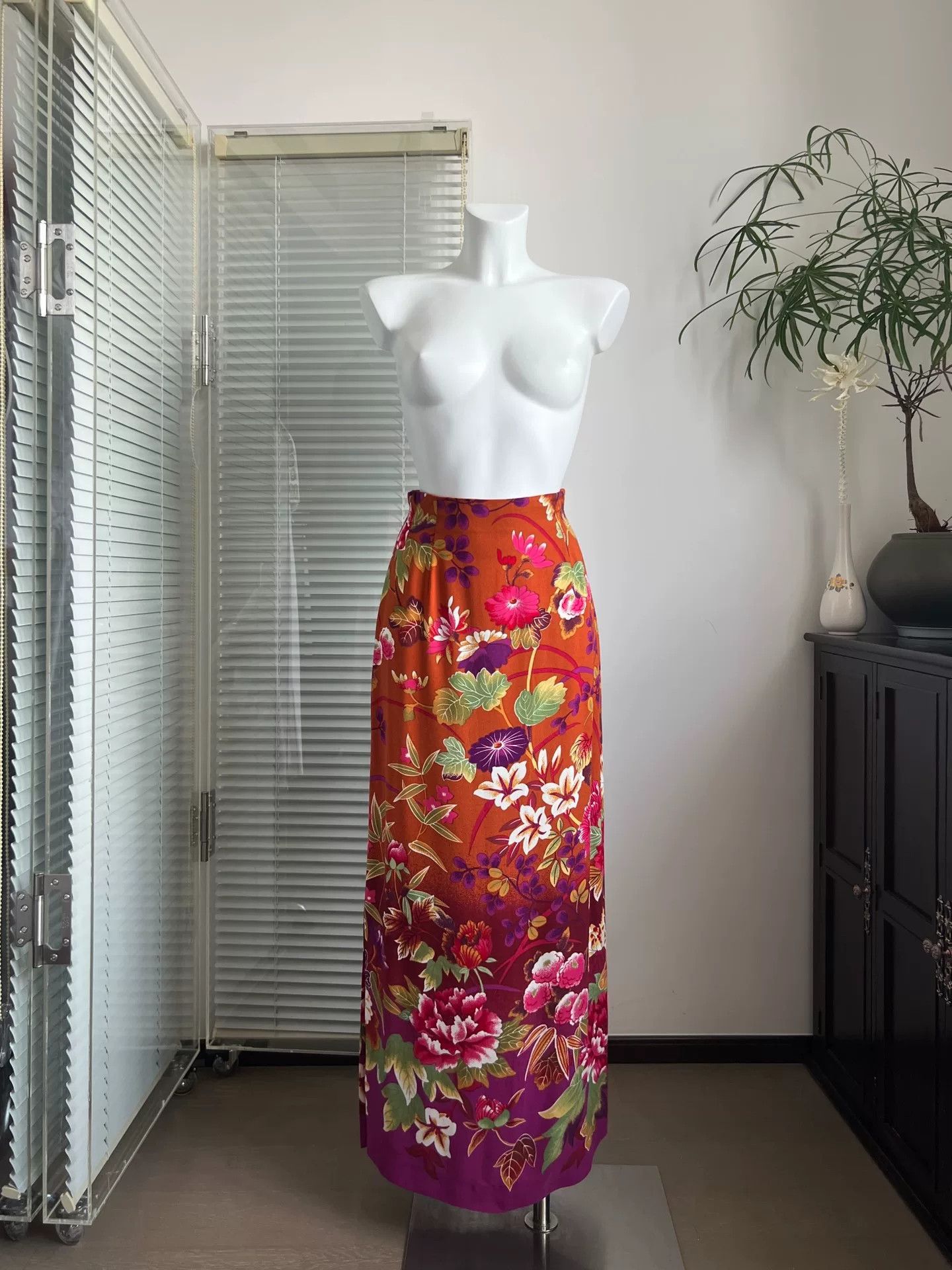 Kenzo KENZO Vibrant Floral Gradient Straight Midi Skirt Size 38" / US 16 / IT 52 - 1 Thumbnail