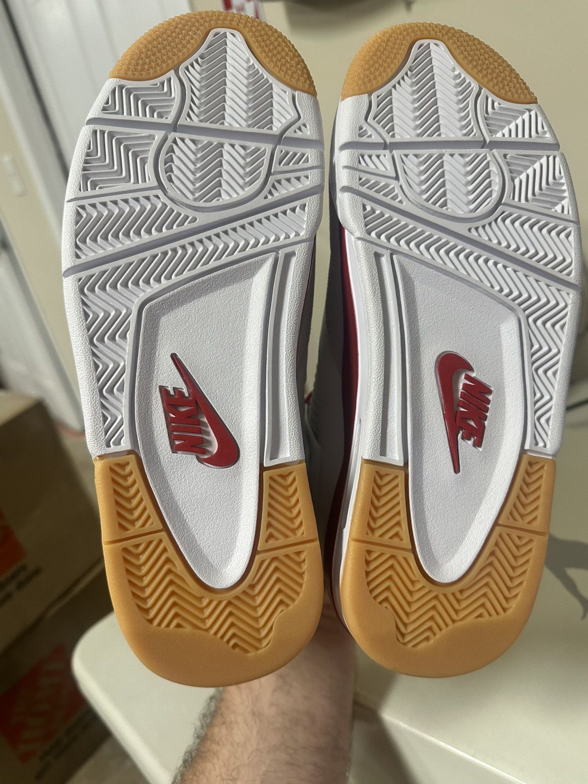 Nike Jordan 4 f&f varsity red Size US 9 / EU 42 - 6 Thumbnail