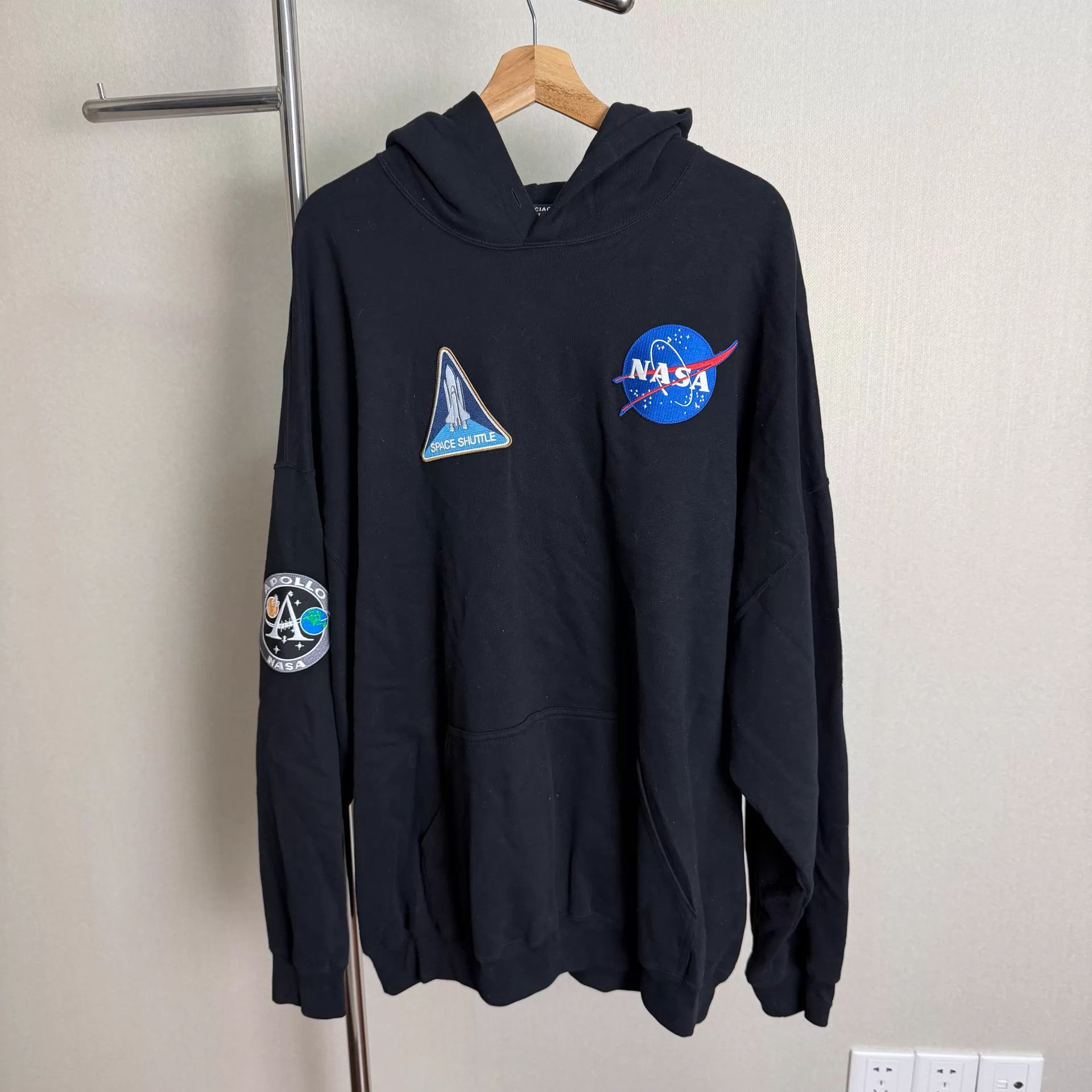 Balenciaga Balenciaga x NASA FW21 Men LS Logo Black Sweatshirt S Size US S / EU 44-46 / 1 - 1 Thumbnail