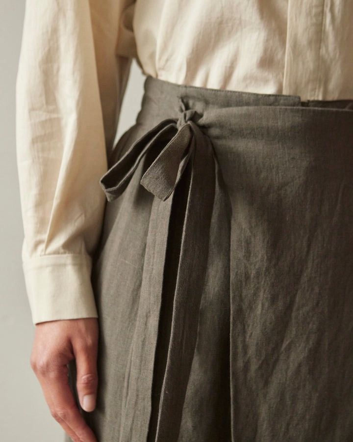7115 by Szeki 7115 by Szeki Linen Ainsley Trouser, Dark Oak Size US 29 - 4 Thumbnail