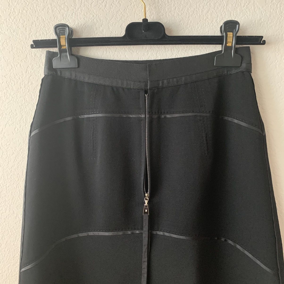 Louis Vuitton Louis Vuitton 100% wool skirt Size 24" / US 00 / IT 34 - 24 Thumbnail