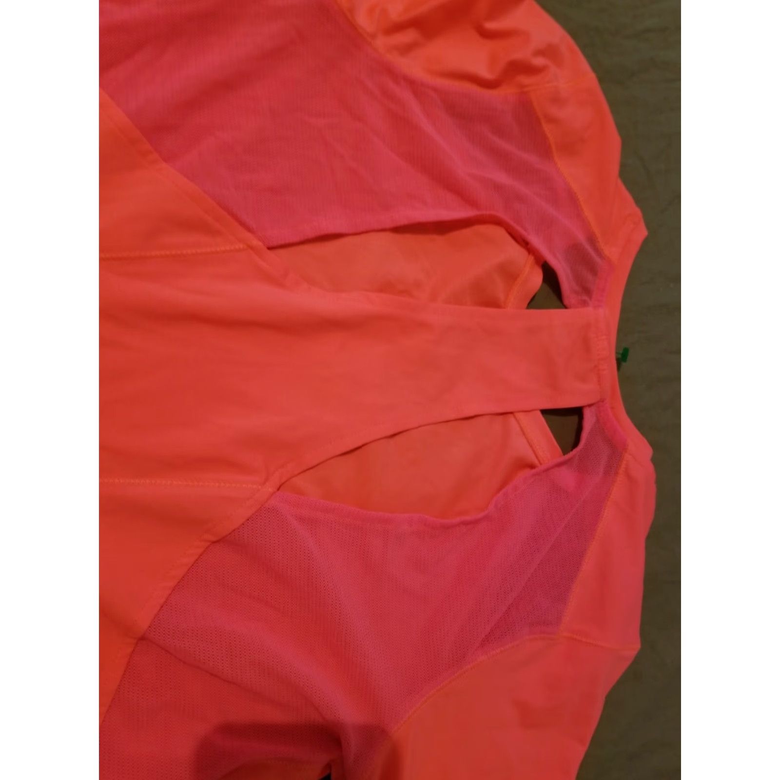 Under Armour Womens Under Armour Shirt S Small Orange Athletic Gym Workout Long Sleeve Size S / US 4 / IT 40 - 6 Thumbnail
