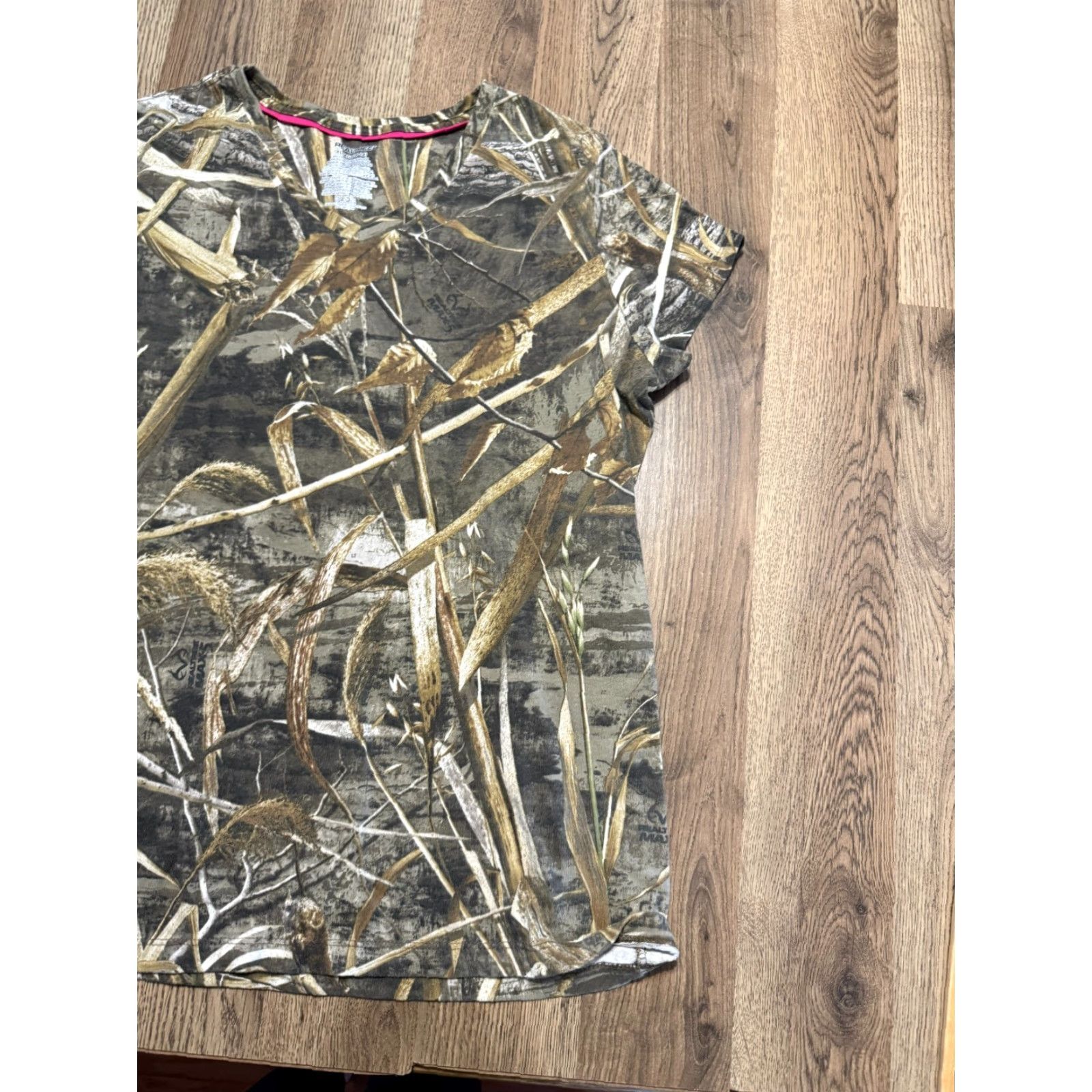 Realtree Realtree Shirt Women's XL V-Neck Camouflage Short Sleeve Knit Cotton Multicolor T-Shirt Casual Size XL / US 12-14 / IT 48-50 - 4 Thumbnail
