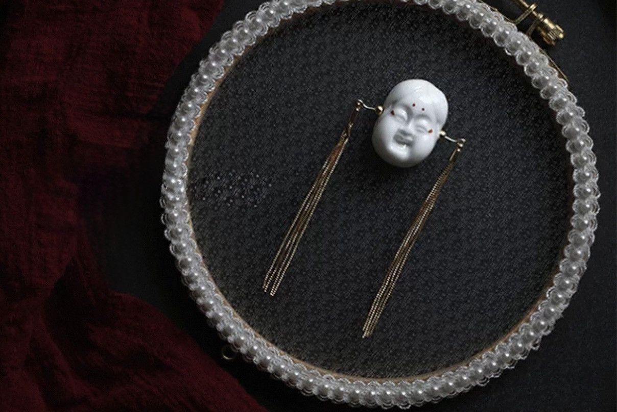 Other The Whispering Doll Size ONE SIZE - 1 Thumbnail