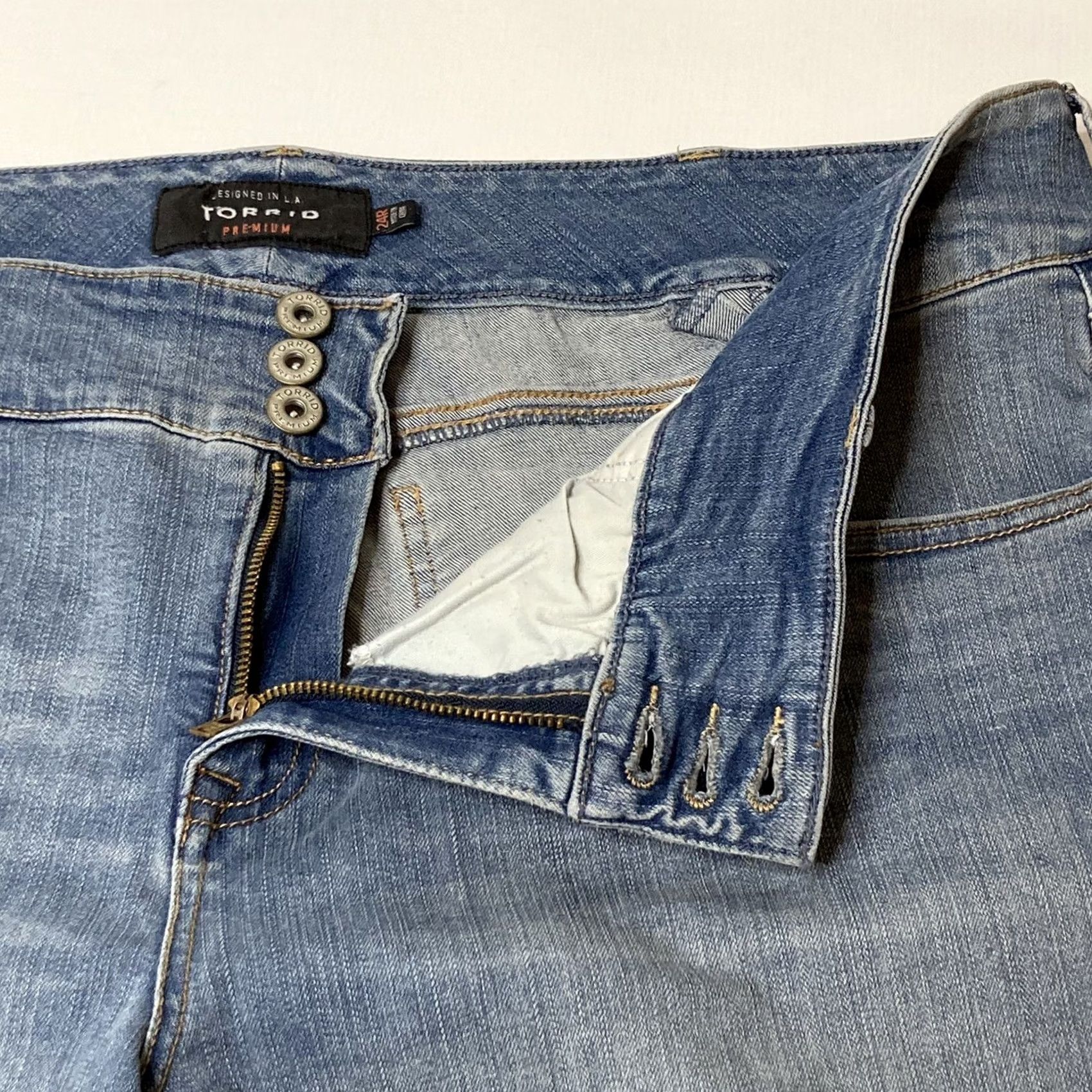 Torrid Torrid Premium Destroyed Jegging Jeans Light Wash Blue Denim Size 24 R Size 42" / US 20 - 7 Thumbnail