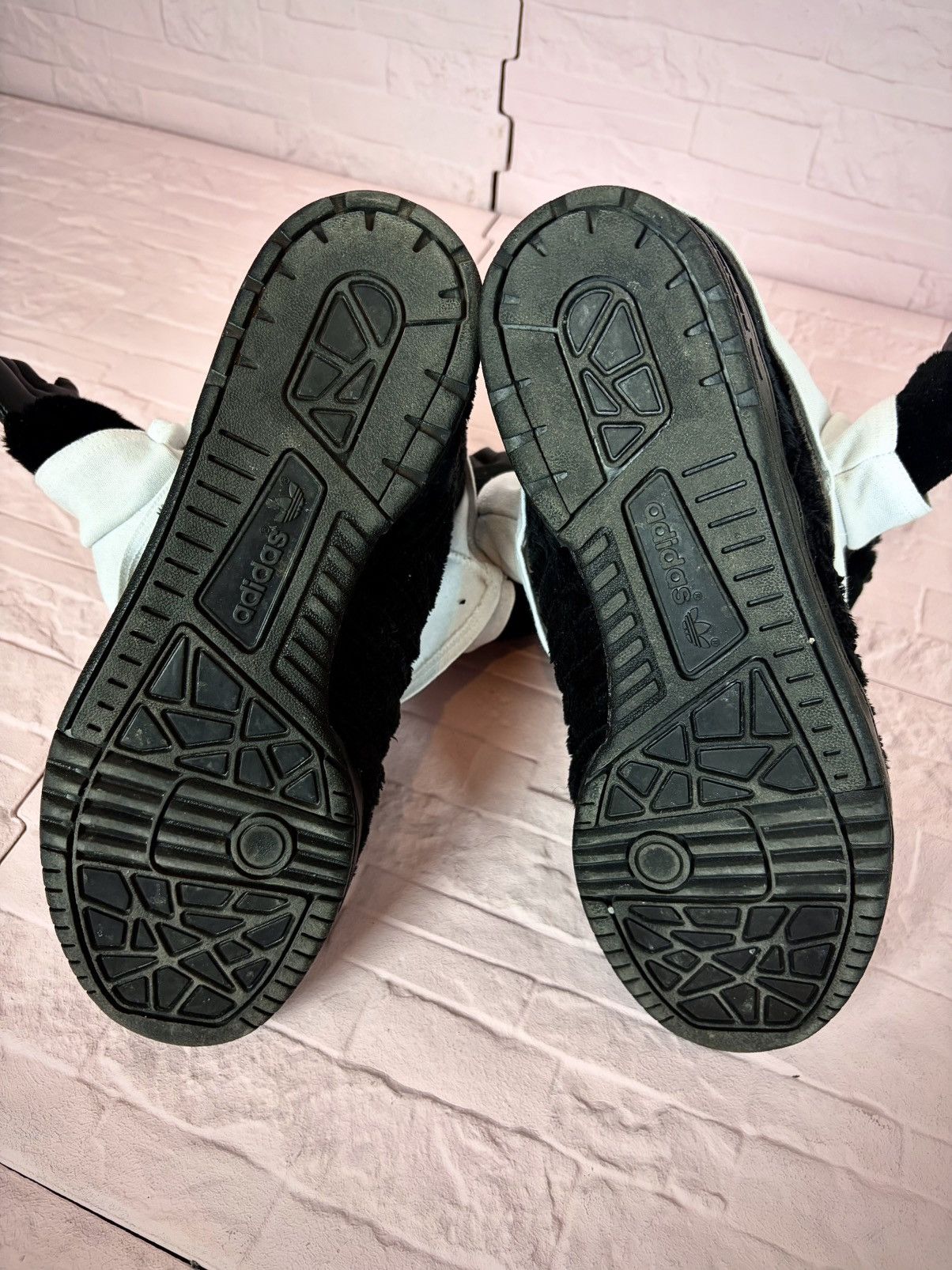 Adidas × Jeremy Scott Adidas x jeremy scott gorilla sneaker Size US 10.5 / EU 43-44 - 6 Thumbnail