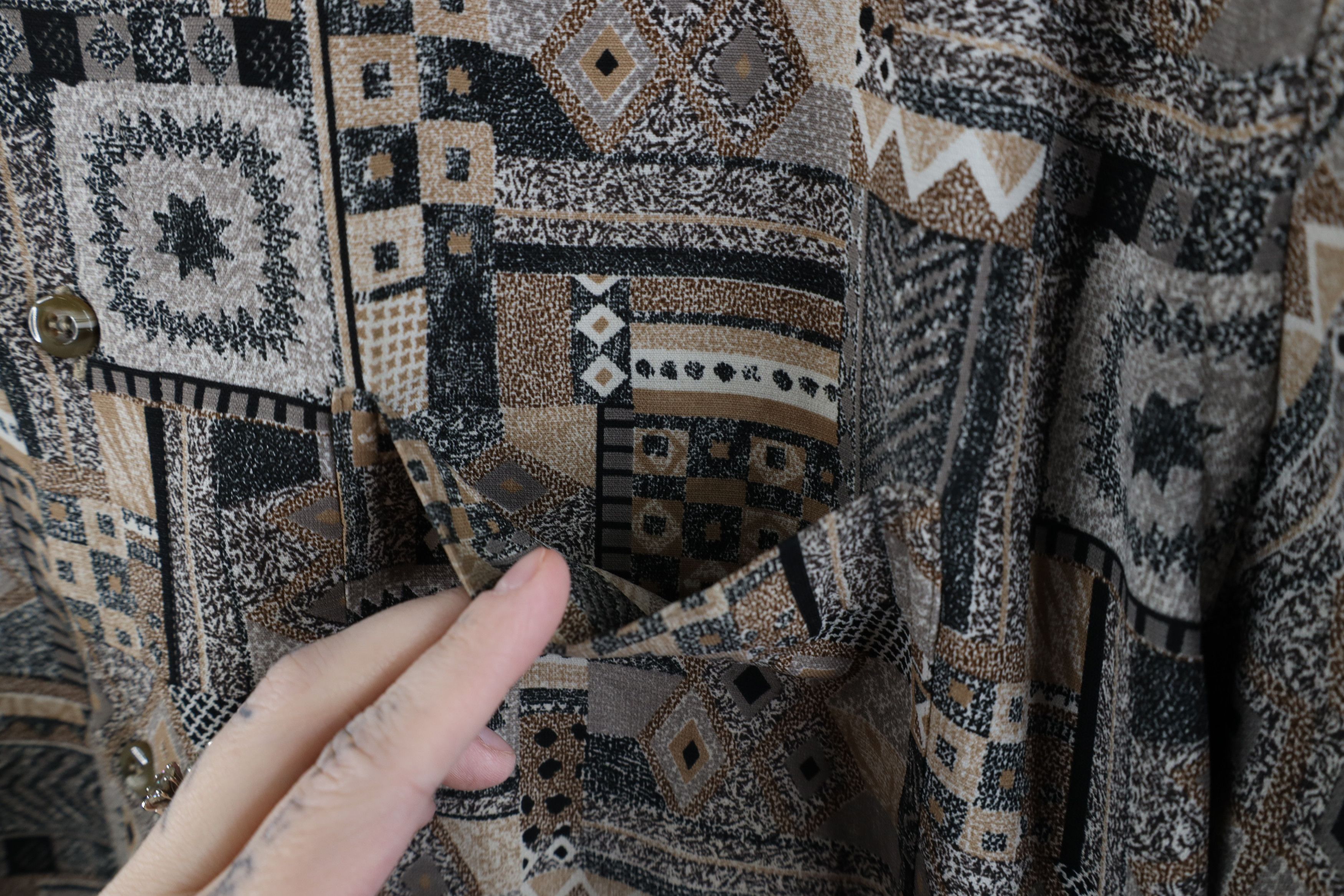 Vintage Vintage 90s Streetwear Geometric Collared Button Shirt Size US L / EU 52-54 / 3 - 4 Thumbnail