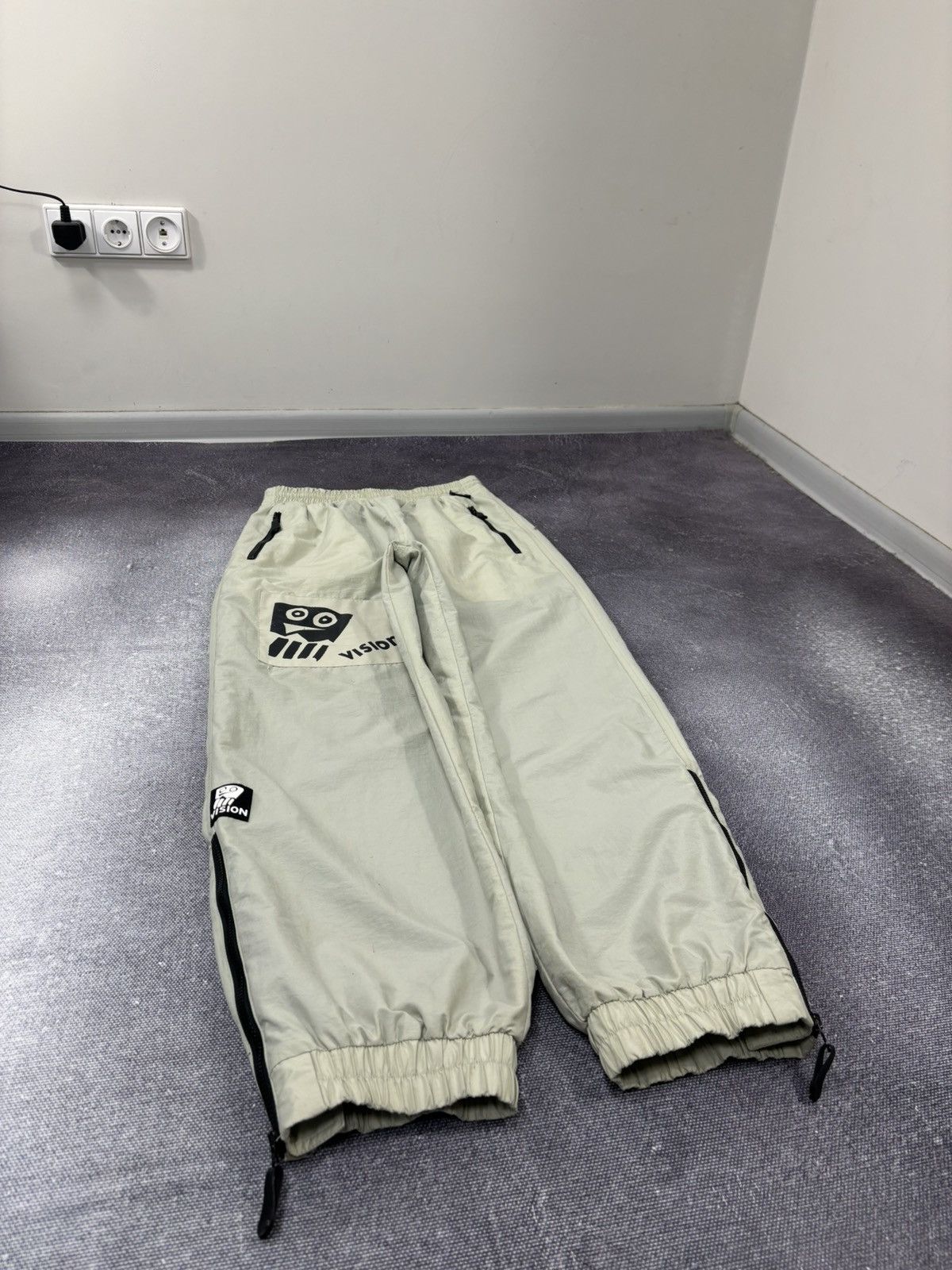 Japanese Brand Vintage Vision Y2K Beige Japanese Hype Baggy Nylon Pants Size US 34 / EU 50 - 3 Thumbnail