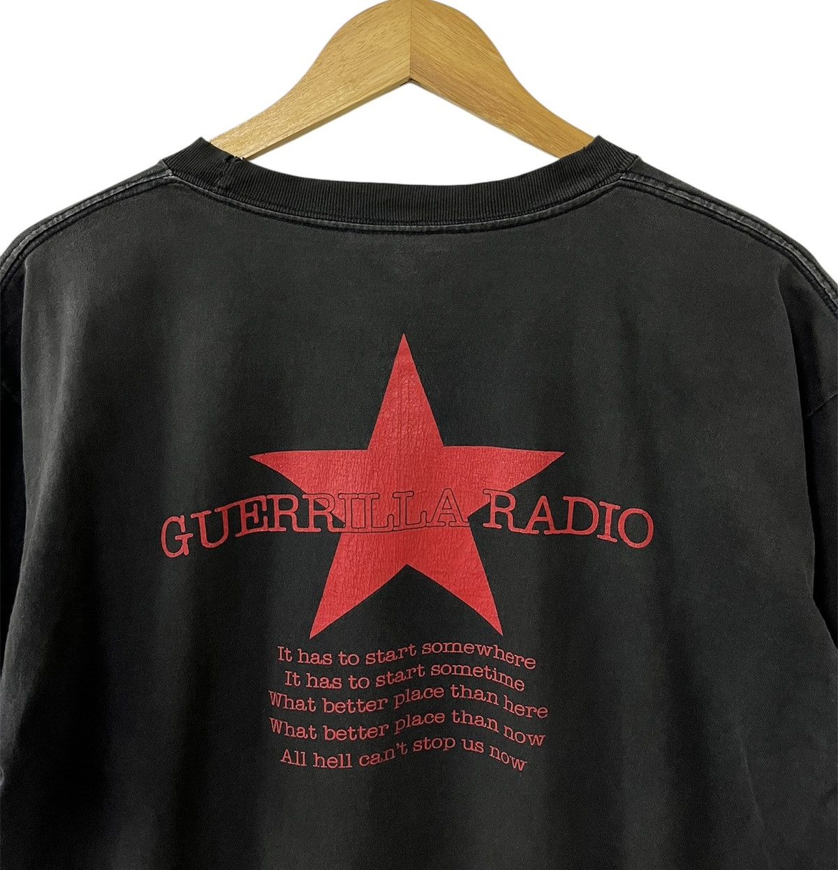 Band Tees VINTAGE RAGE AGAINST THE MACHINE GUERILLA RADIO BAND TSHIRT Size US L / EU 52-54 / 3 - 8 Thumbnail