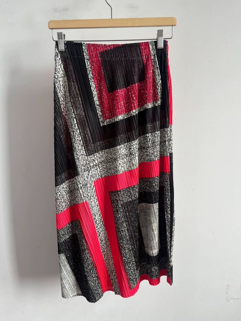 Issey Miyake Issey Miyake size:5 Red and black color-blocked Green Moun Size 22" - 2 Thumbnail