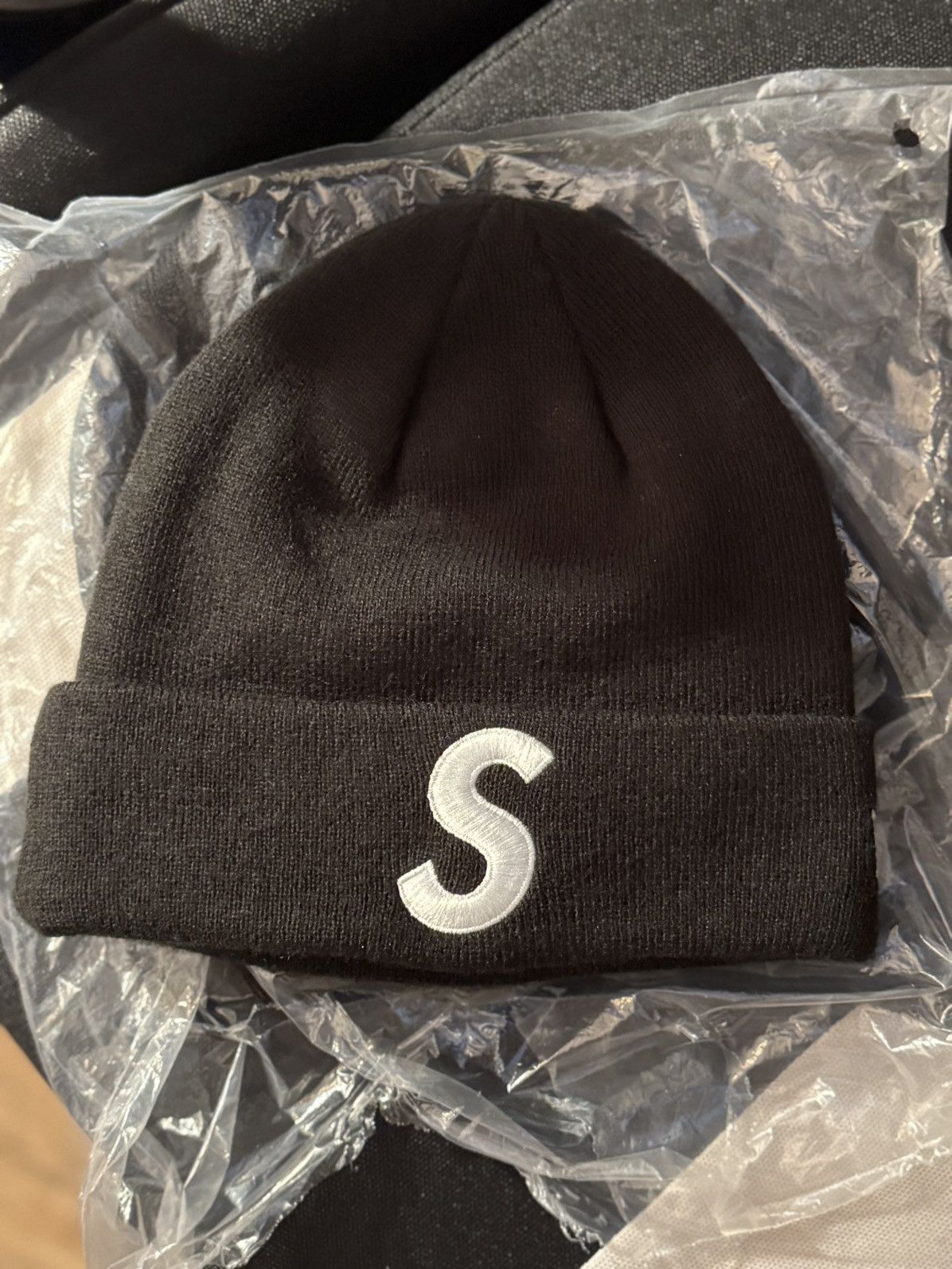 supreme 23ss New Era S Logo Beanie 黒　完売品 Supreme New Era S Logo Beanie (SS23) Black | Hype Clothinga