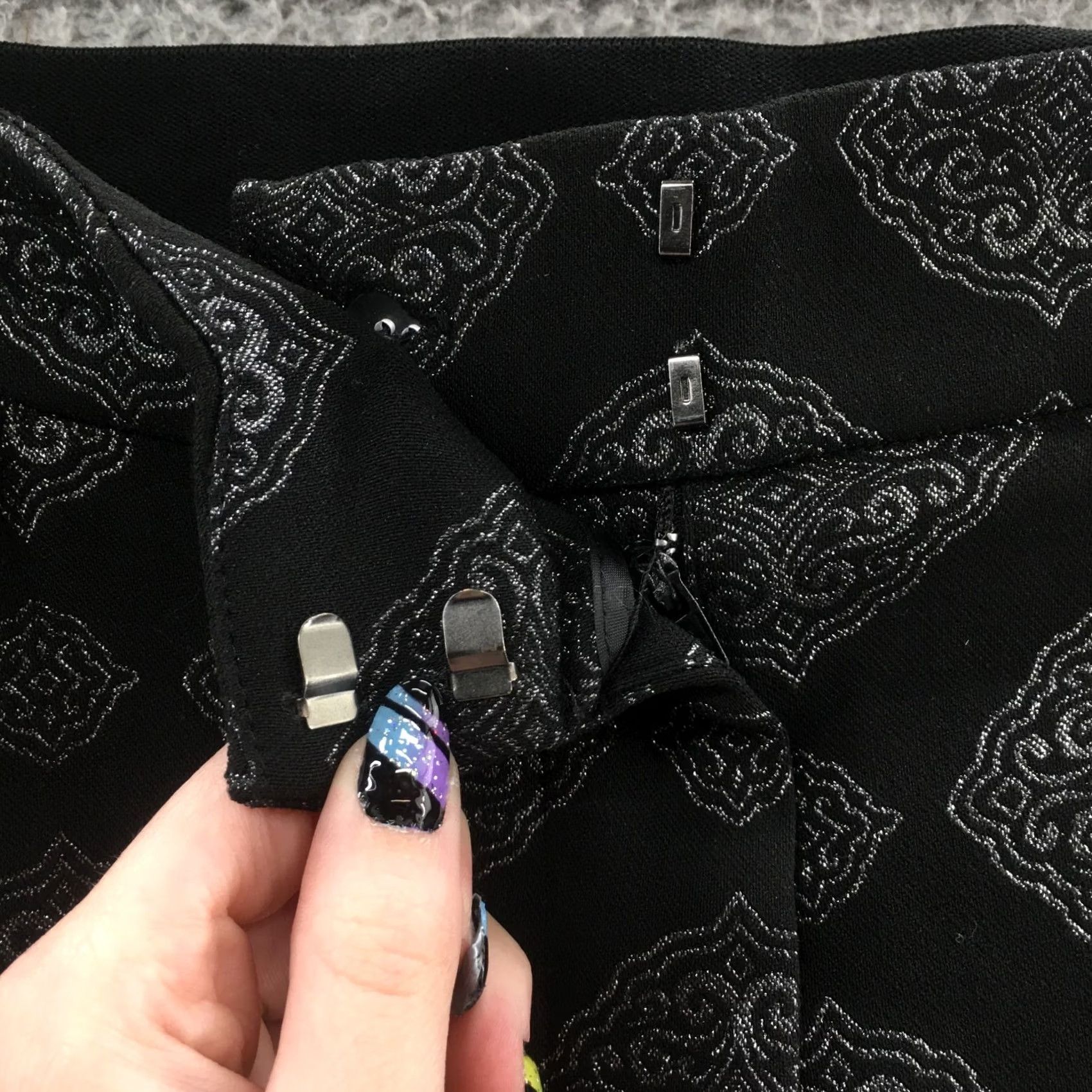 Liz Claiborne Liz Claiborne Ankle Pants Women 4 Black Jacquard Print Casual NEW Pants Womens Size 4 Regular Black Jacquard Print jeans pants Size 27" / US 4 / IT 40 - 3 Thumbnail
