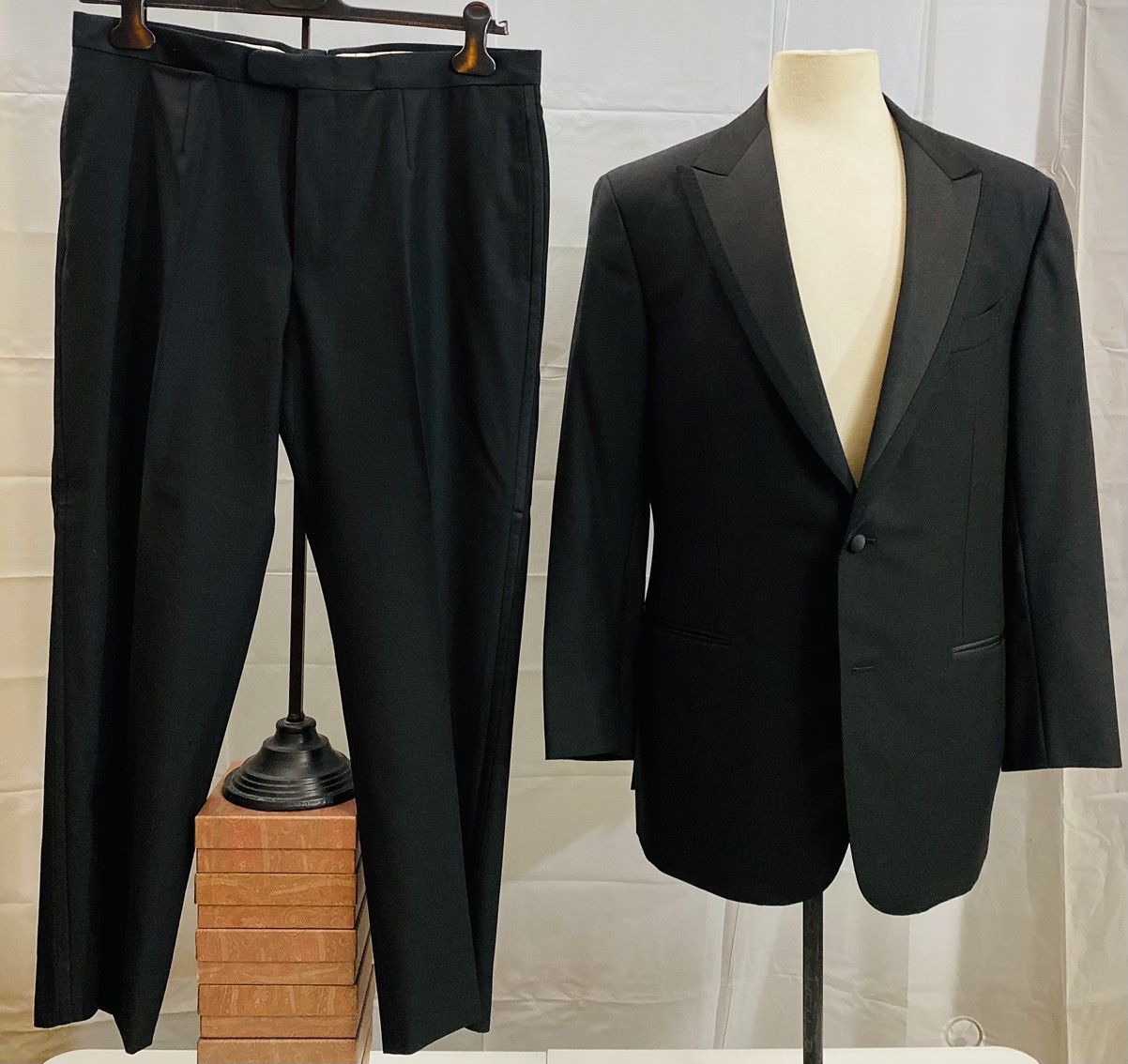 Ermenegildo Zegna Ermenegildo Zegna Black Peak Lapel 2-Btn Milano Fit Tux 52S Size 42S - 4 Thumbnail