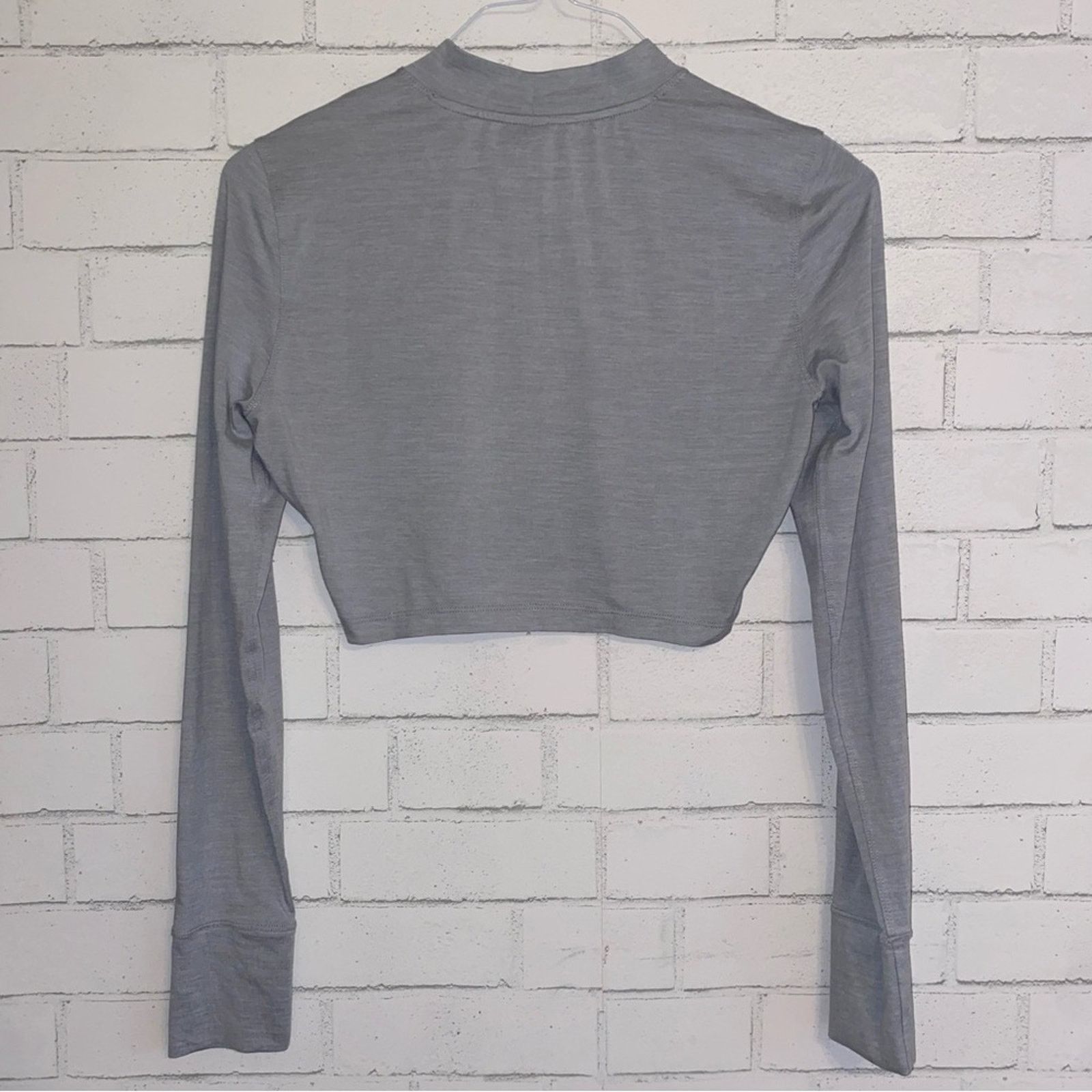 Vuori VUORI $85 LUX Long Sleeve Crop Mock Tee Gray MEDIUM EUC Size M / US 6-8 / IT 42-44 - 10 Thumbnail