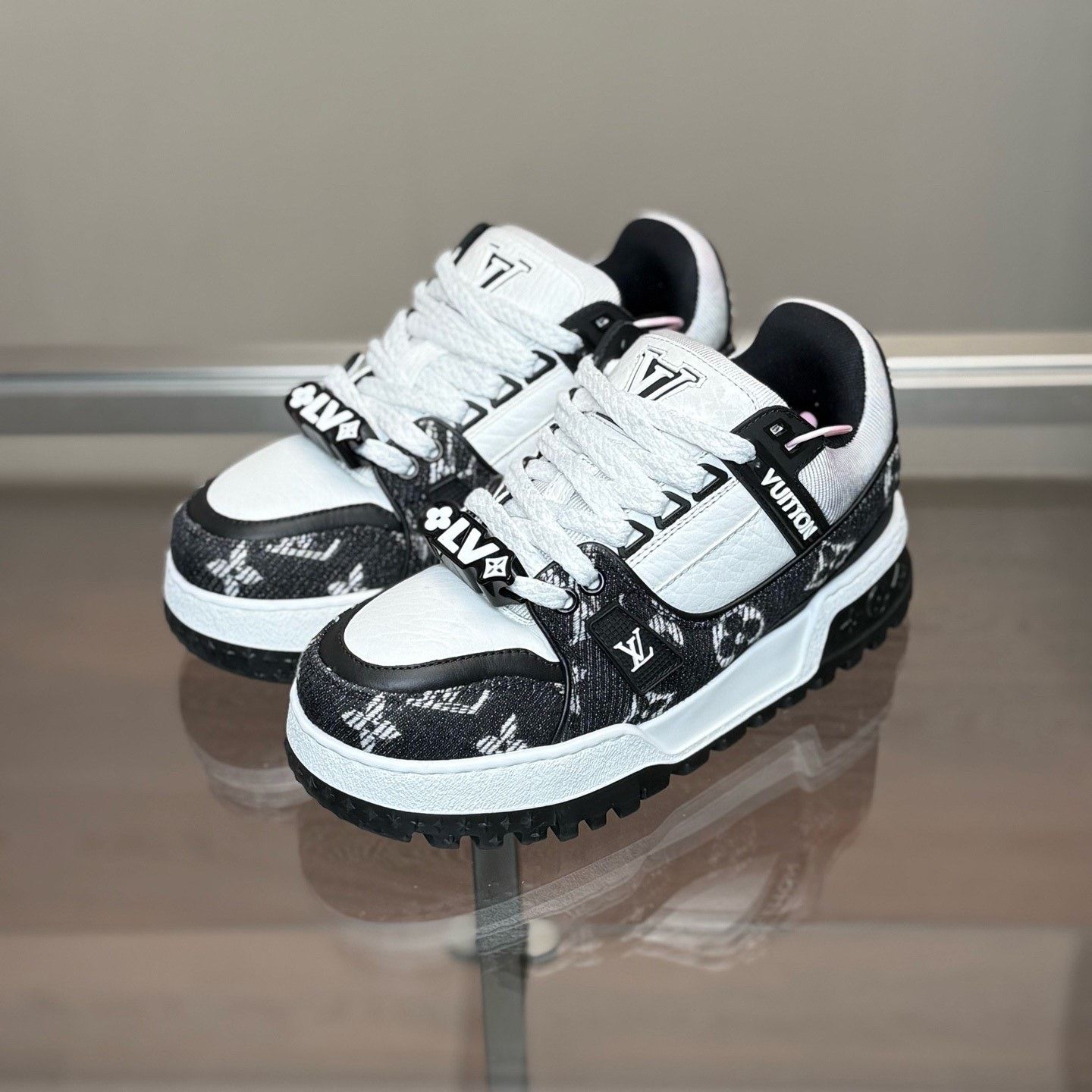 Louis Vuitton Louis Vuitton Training Black Lowtop Sneakers 36 Women Size US 6 / IT 36 - 1 Thumbnail