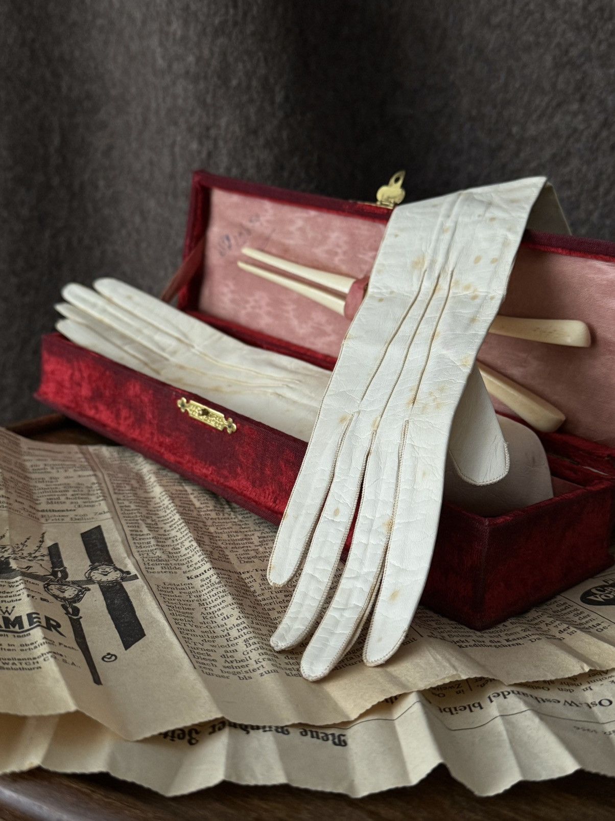 Vintage 1900s Antique Ladies Opera Kid Leather Gloves With Case Size ONE SIZE - 1 Thumbnail
