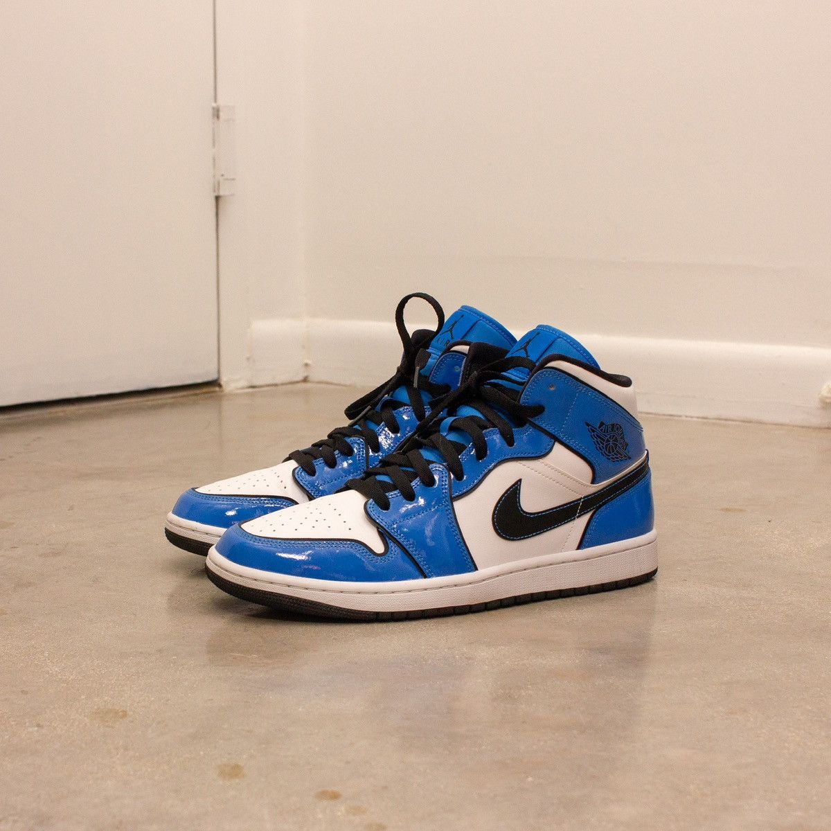 Nike Rare AIR JORDAN 1 MID SE "SIGNAL BLUE"-DD6834-402 Size US 10 / EU 43 - 1 Thumbnail