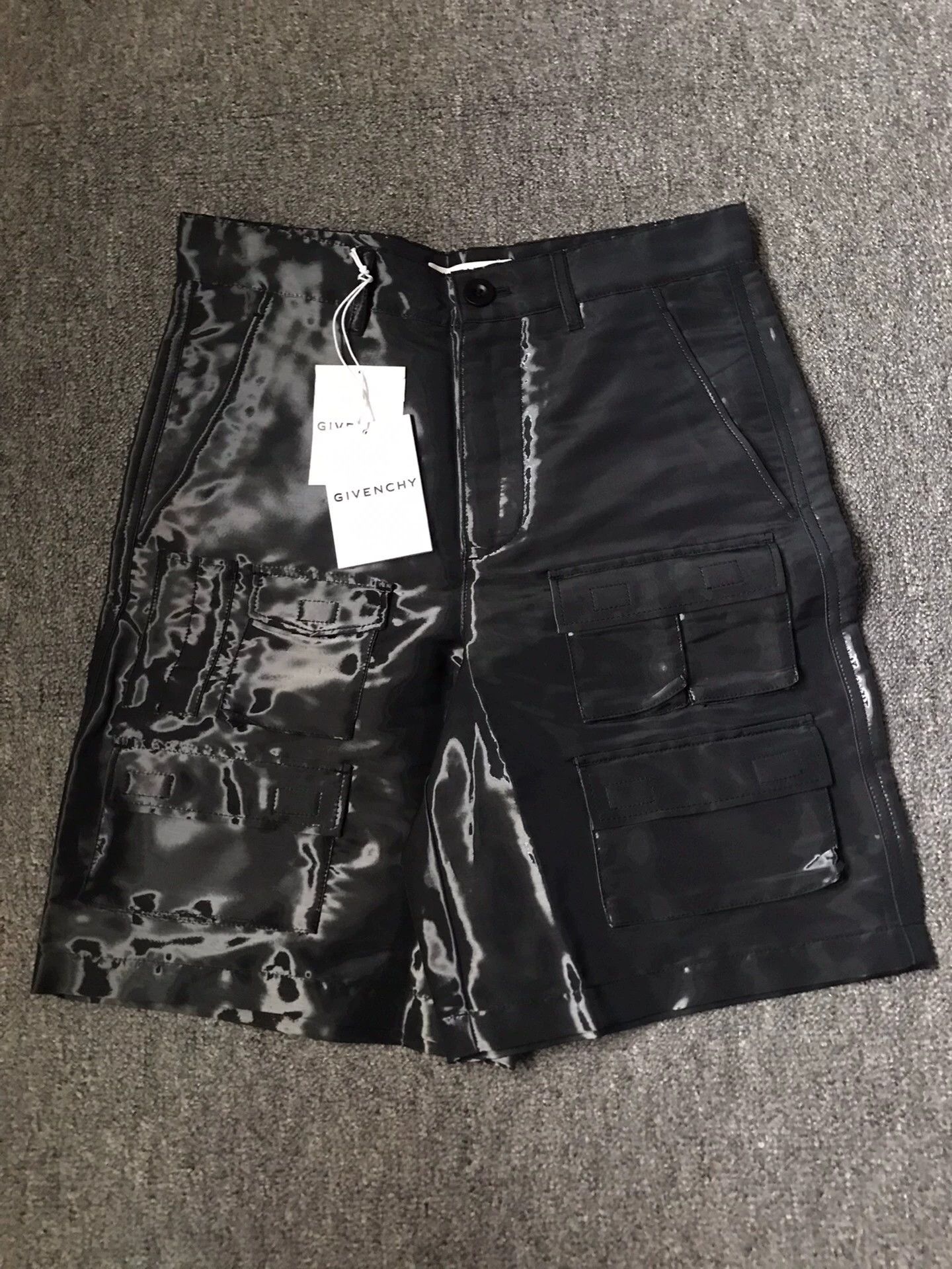 Givenchy Givenchy Coated Light-Reactive Multi-Pocket Work Shorts 44 Size US 28 / EU 44 - 1 Thumbnail