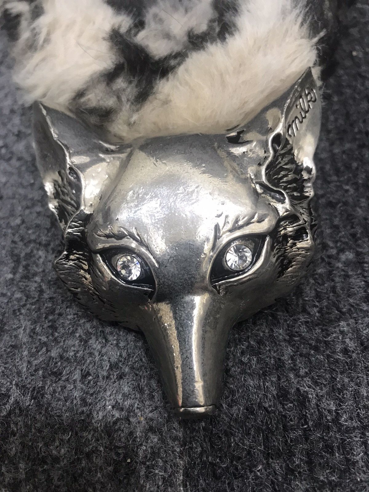 Designer × Japanese Brand Very Rare Archival MILK Faux Fur Scarf with Wolf Brooch Size ONE SIZE - 4 Thumbnail
