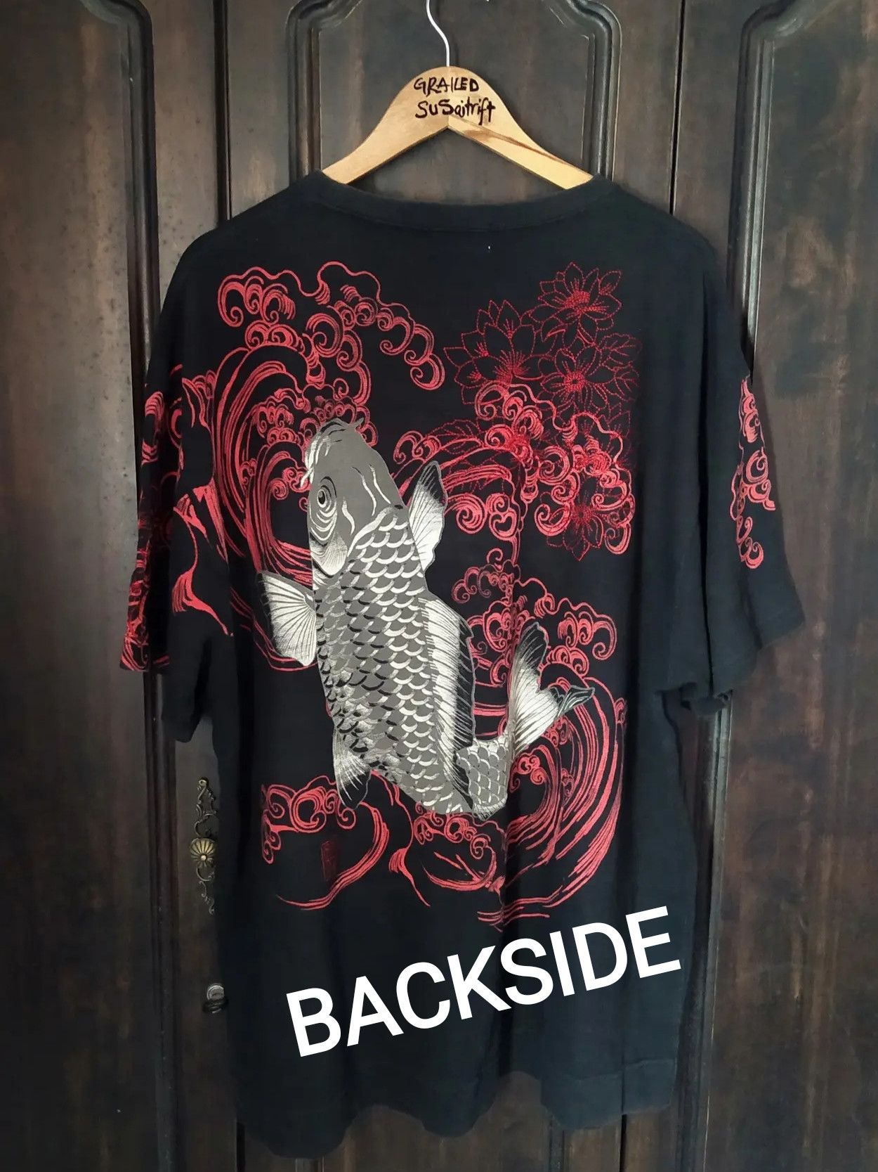 Japanese Brand 💥KARAKURI TAMASHI💥 Sukajan japan koi fish graphic T-shirt Size US XXL / EU 58 / 5 - 2 Thumbnail