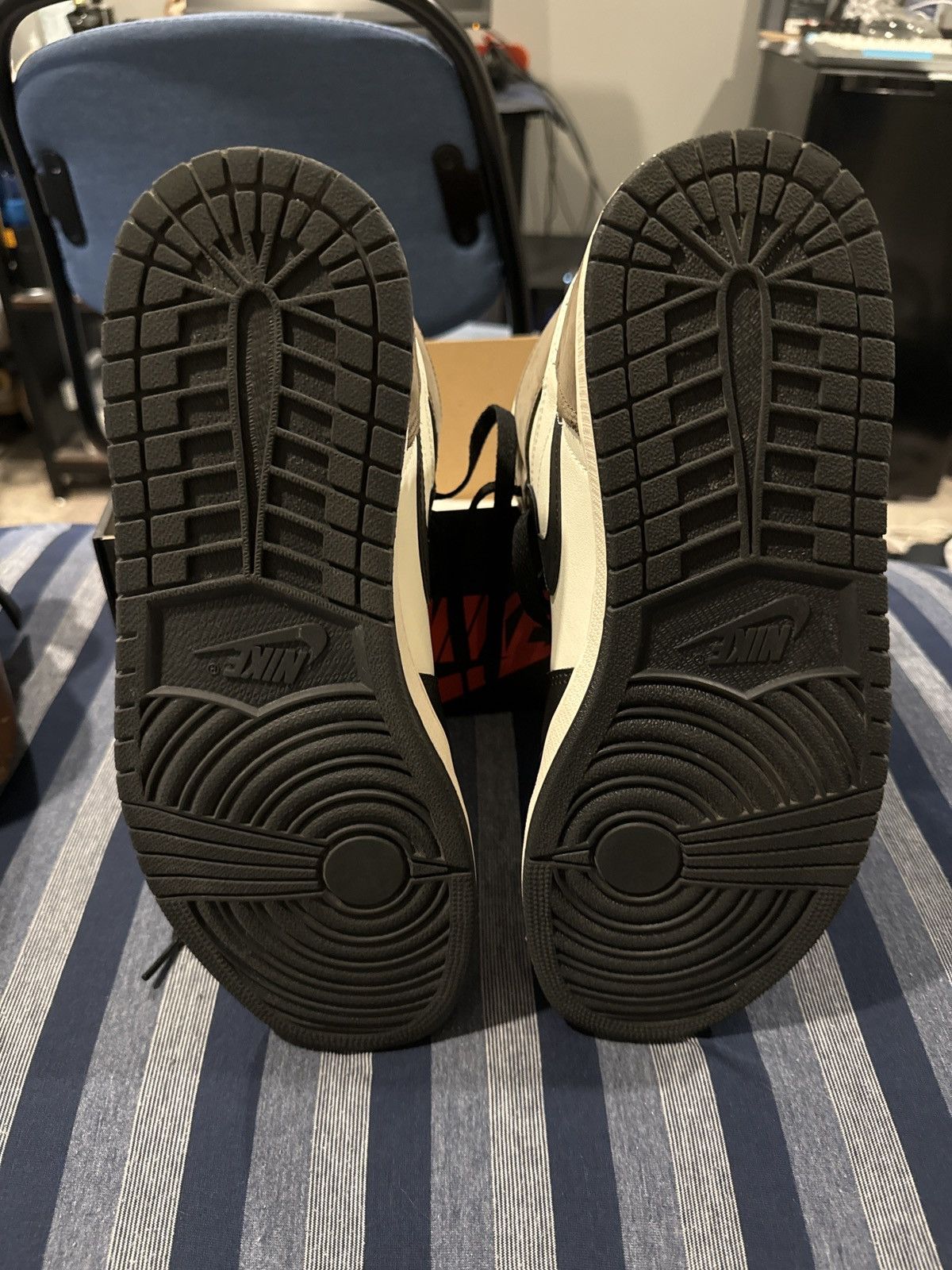 Nike Jordan 1 Mocha Size US 12 / EU 45 - 5 Thumbnail