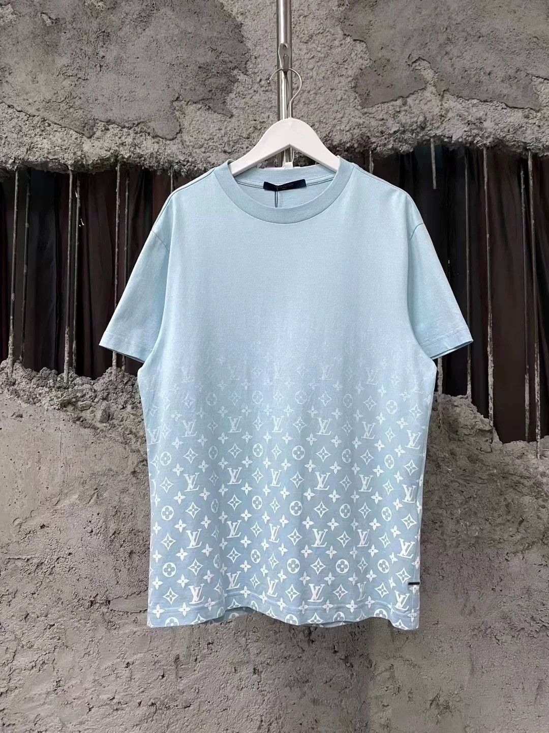 Louis Vuitton Louis Vuitton Ice Blue Gradient Monogram Tee Size US S / EU 44-46 / 1 - 1 Thumbnail