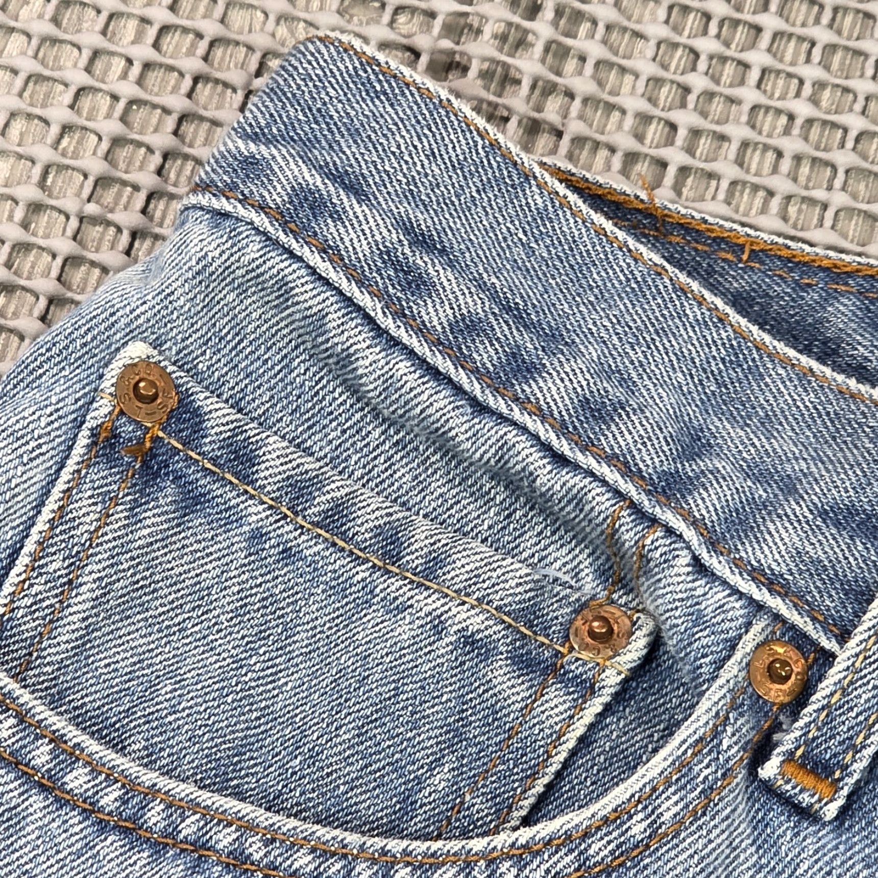 Levi's VINTAGE Levi's Jeans Mens 36x34 Denim Blue 550 Relaxed Tapered Distressed Fade Jeans Size US 36 / EU 52 - 6 Thumbnail