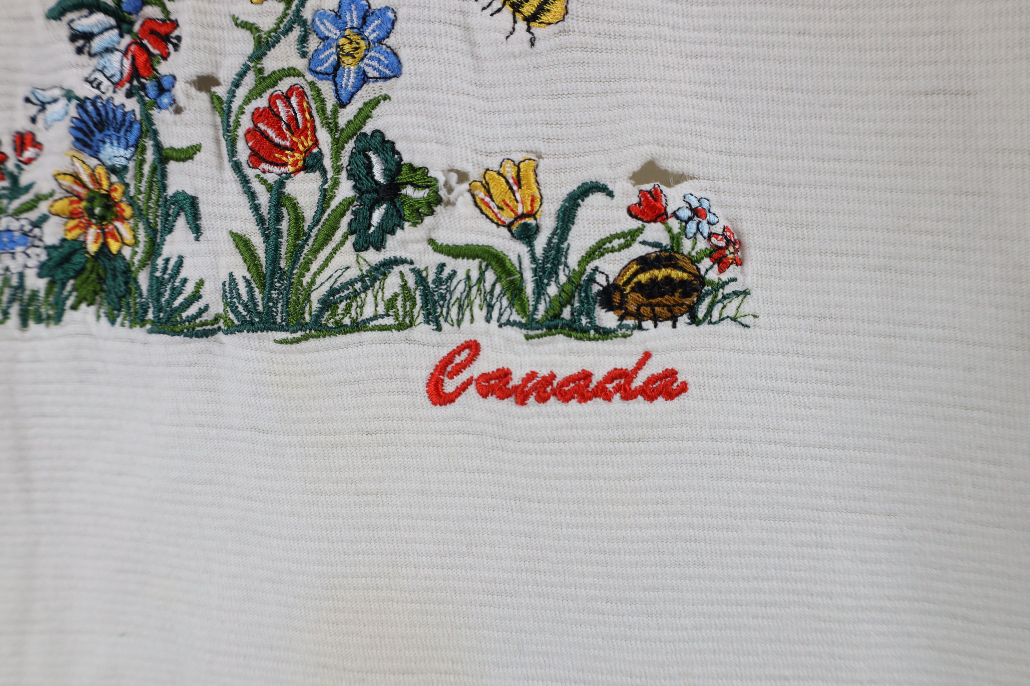 Vintage Vintage 90s Streetwear Canada Flower Bees Nature T-Shirt Size L / US 10 / IT 46 - 4 Thumbnail