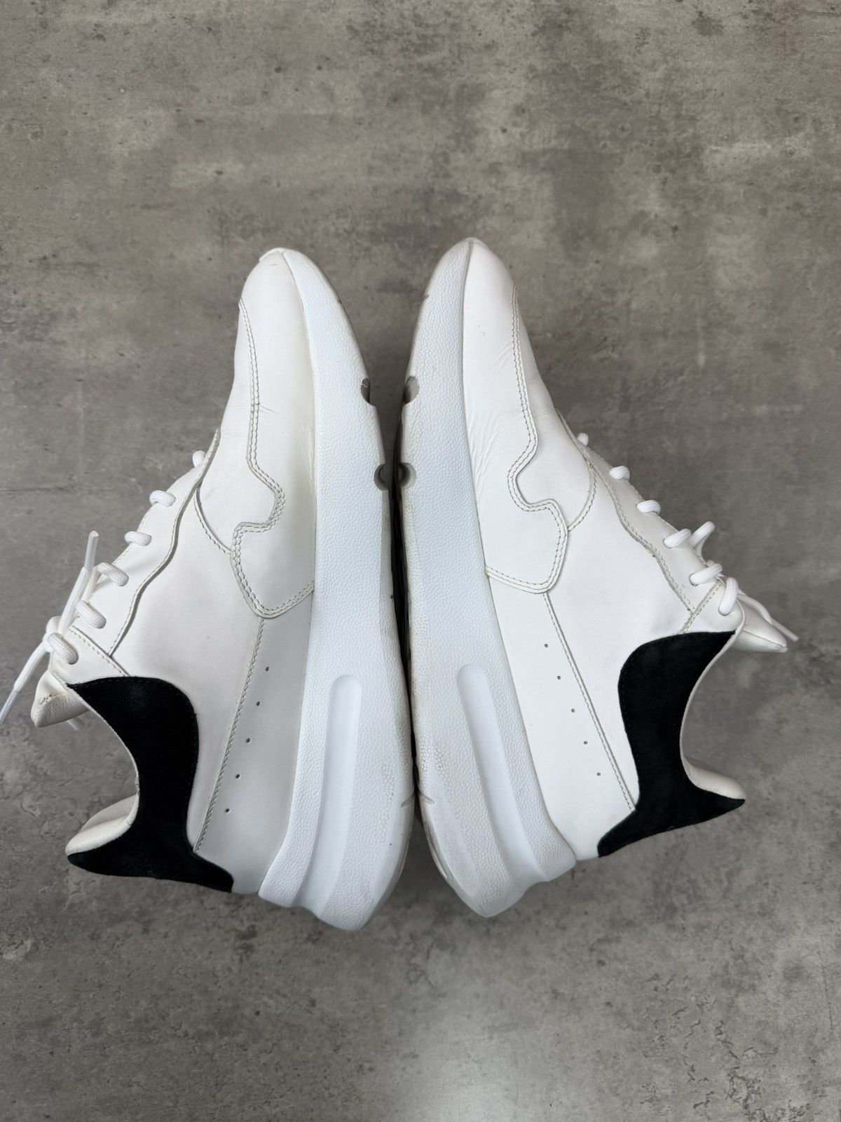 Alexander McQueen Alexander McQueen Oversized White Leather Sneakers Size 38 Size US 8 / IT 38 - 12 Thumbnail