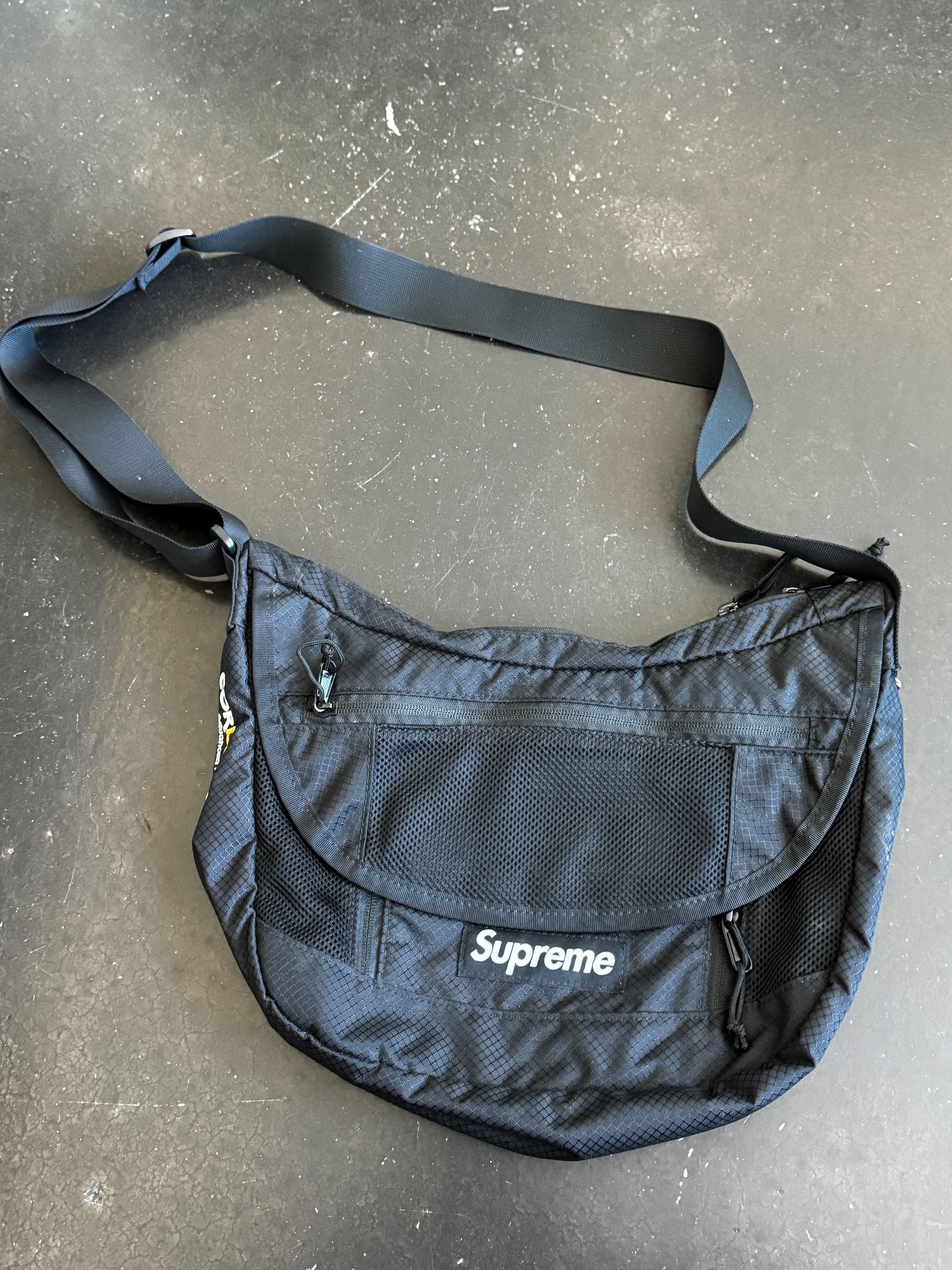 Supreme SUPREME - SMALL MESSENGER BAG (SS22) | Grailed