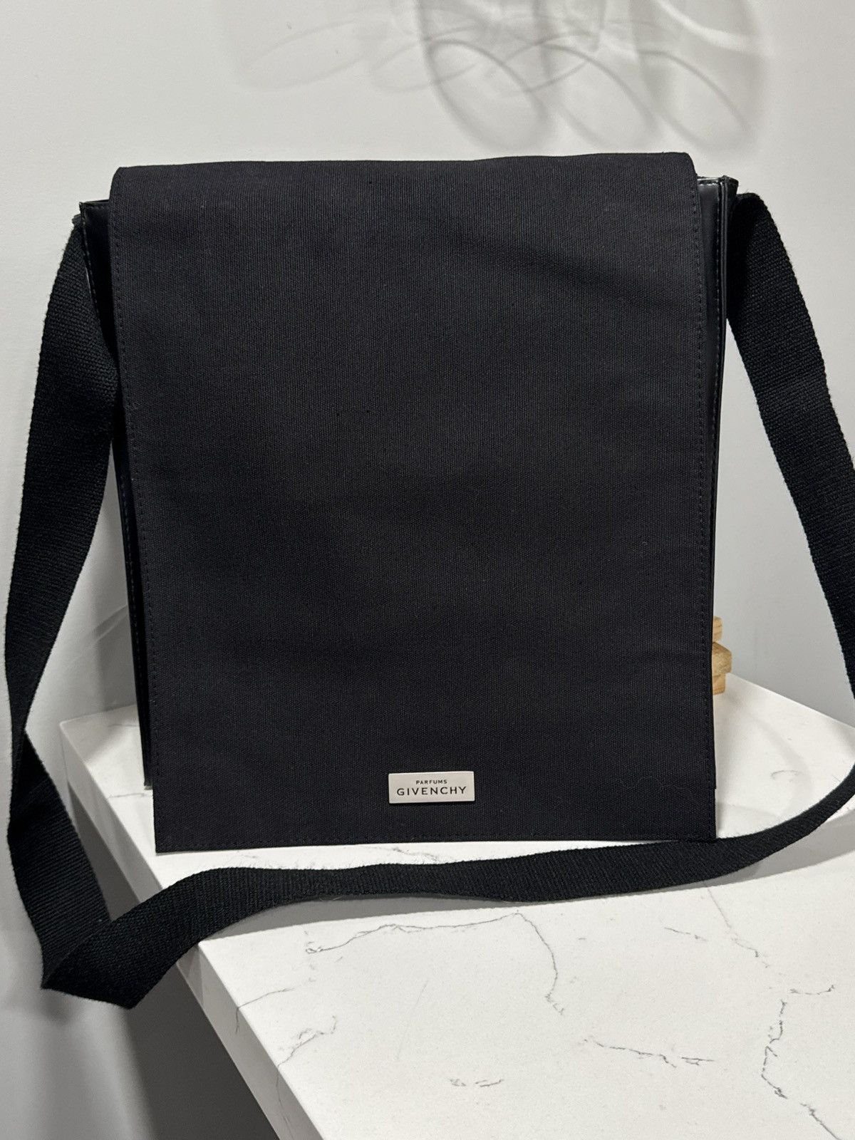 Givenchy GIVENCHY Parfums Black Canvas Messenger Bag – VIP Gift Size ONE SIZE - 1 Thumbnail