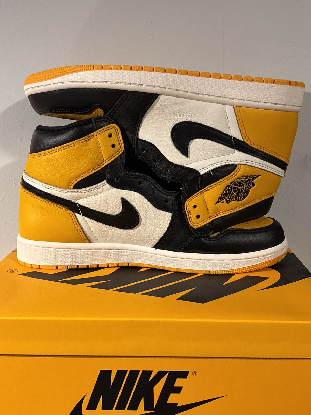 Jordan Brand Nike Air Jordan 1 Retro High OG Pollen 555088-701 Size 9 Size US 9 / EU 42 - 2 Thumbnail