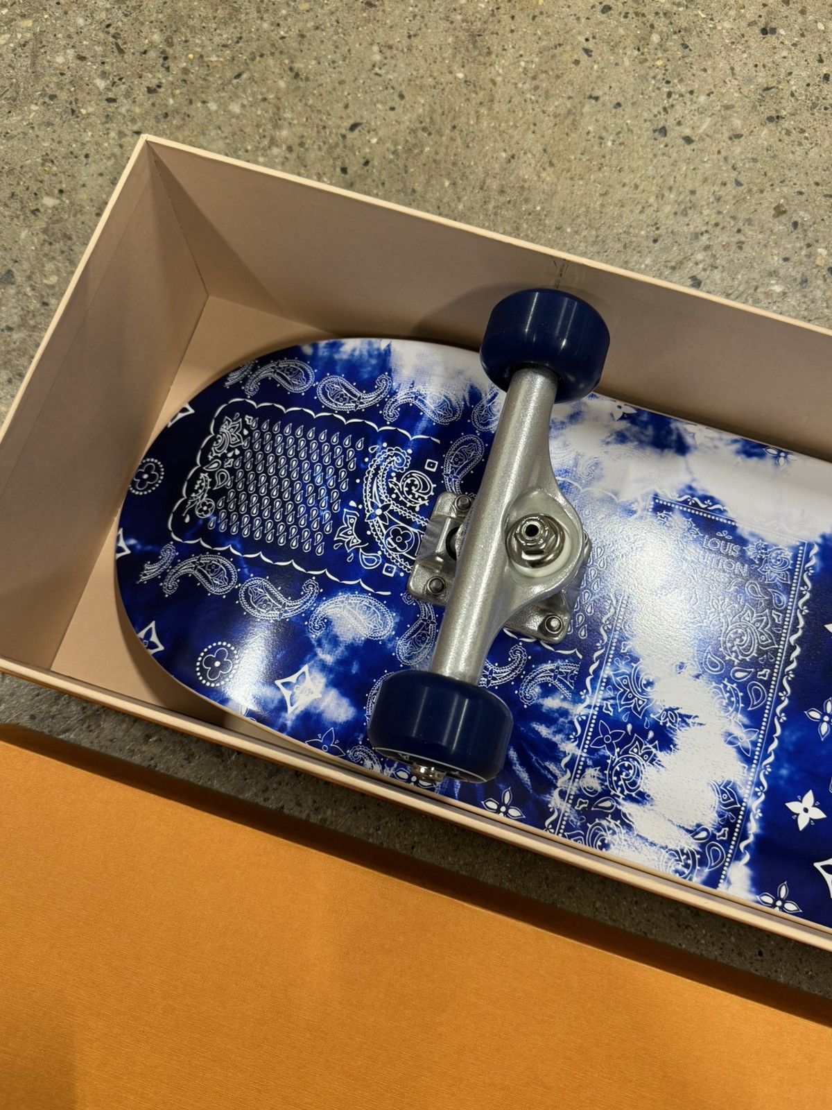 Louis Vuitton × Virgil Abloh Louis Vuitton Bandana Monogram Skateboard RARE NEW Size ONE SIZE - 8 Thumbnail