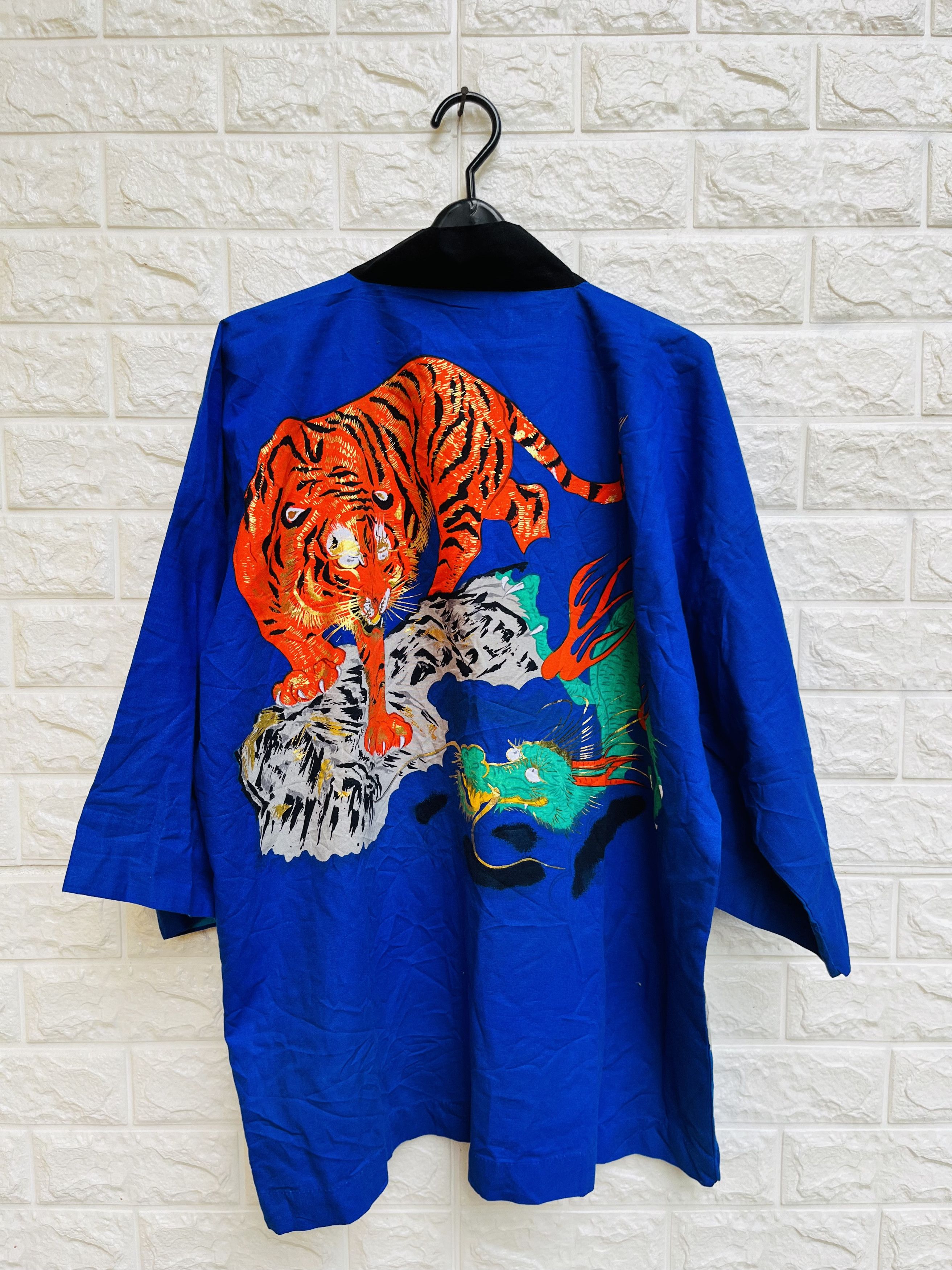 Japanese Brand × Vintage Vintage Tiger Fight Dragon Japanese Designer Fashion Style Size US L / EU 52-54 / 3 - 1 Thumbnail