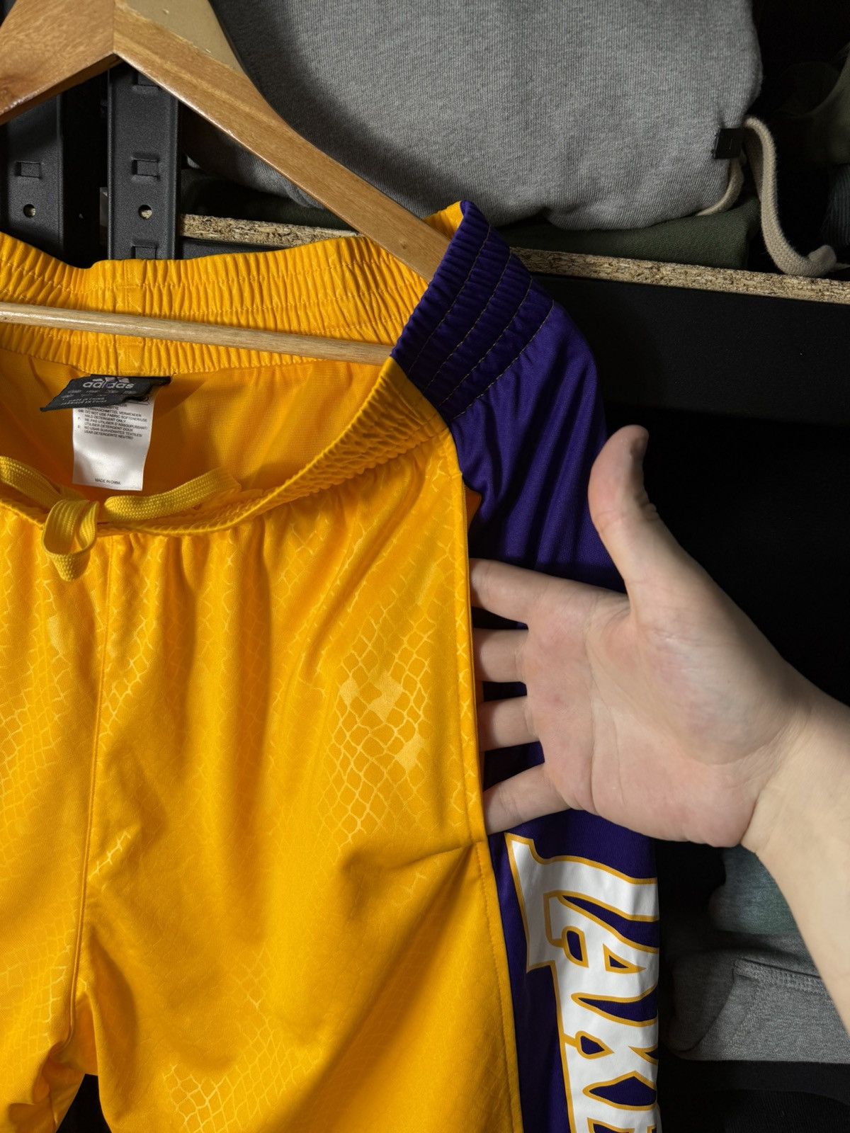 Adidas Vintage Adidas Los Angeles Lakers NBA Basketball Shorts Size US 34 / EU 50 - 8 Thumbnail