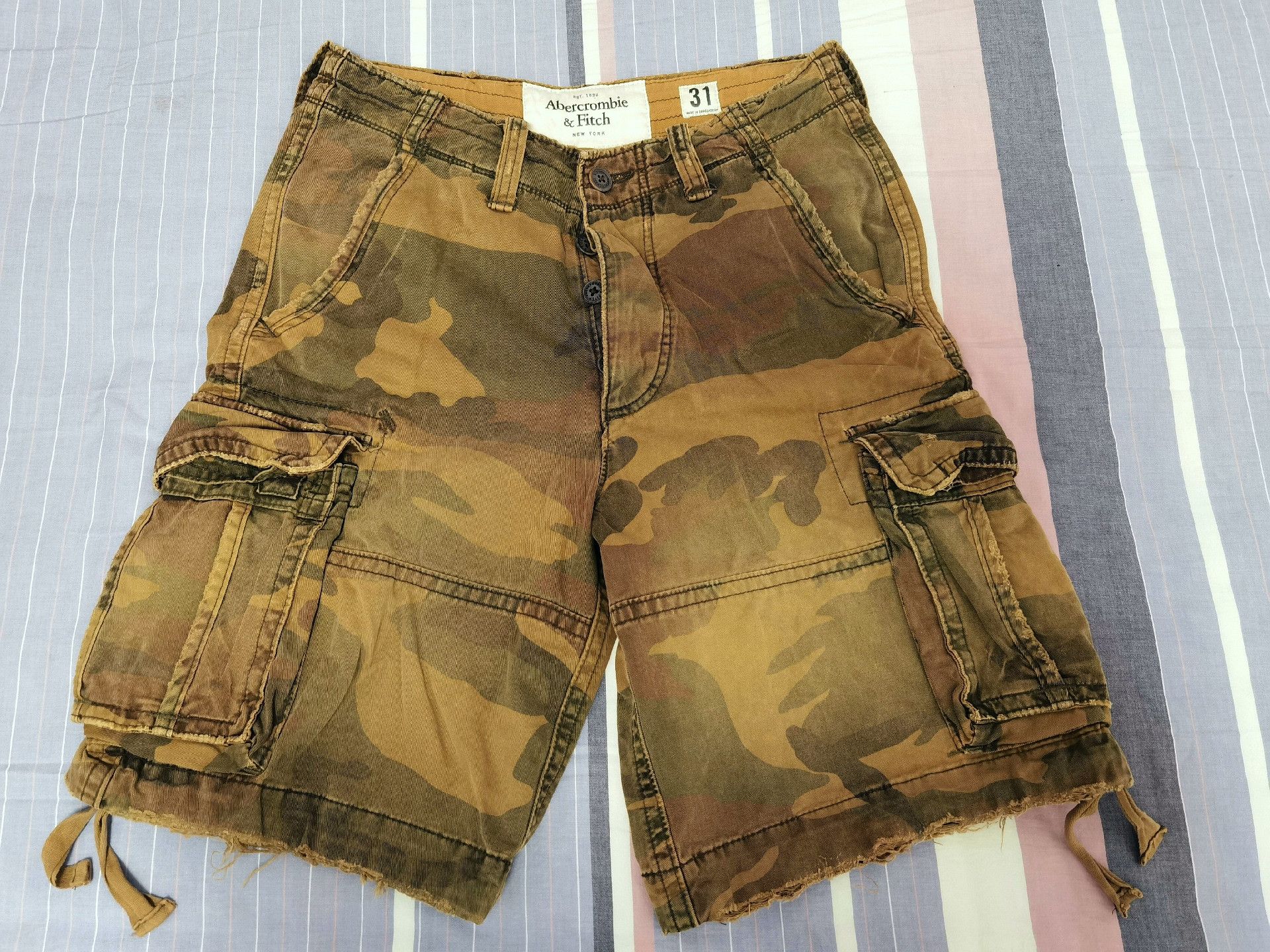 Abercrombie & Fitch AF 2010 Yellow Camo Cargo Shorts Size US 31 - 1 Thumbnail