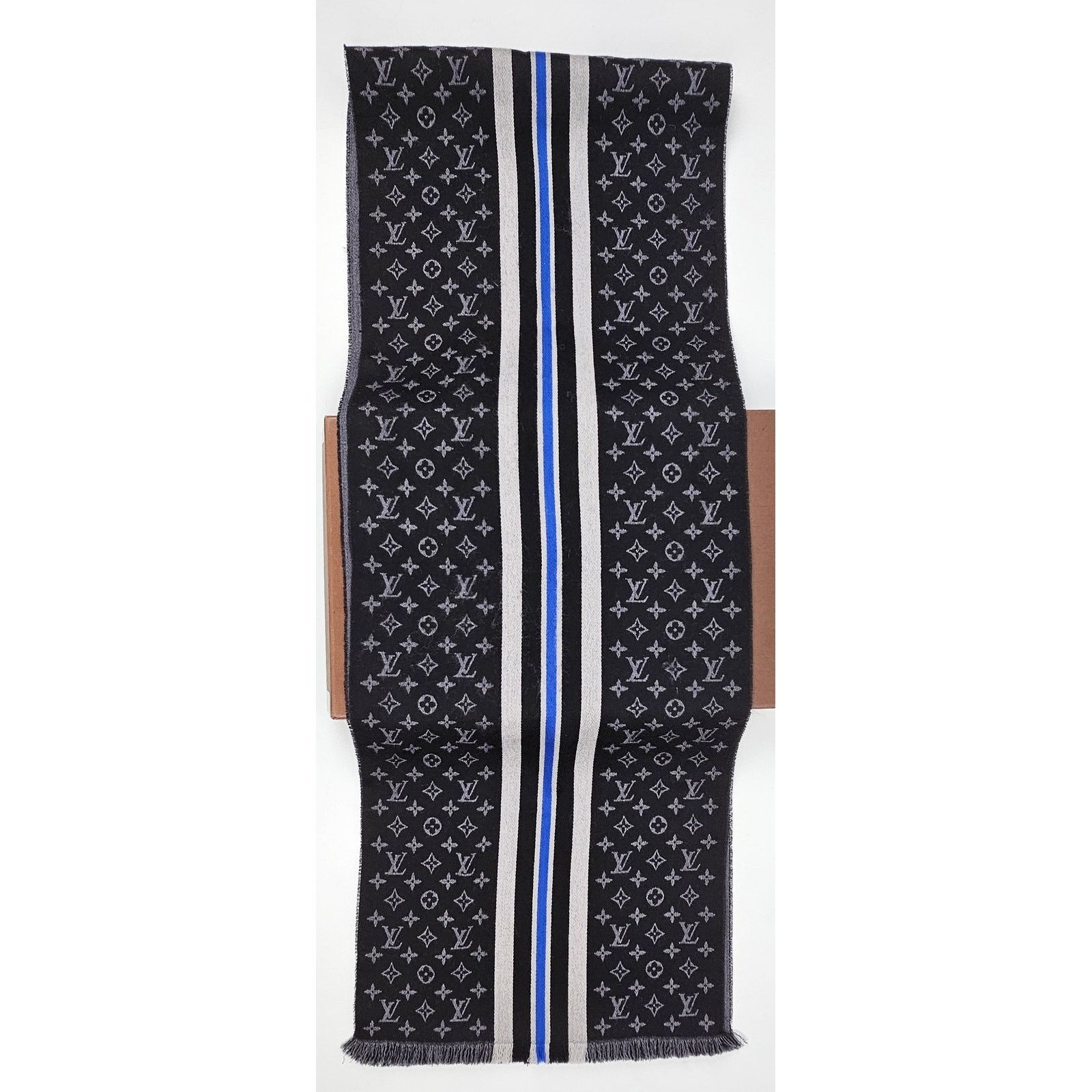 Louis Vuitton Louis Vuitton Wool Scarf in black with a stripe design Size ONE SIZE - 4 Thumbnail