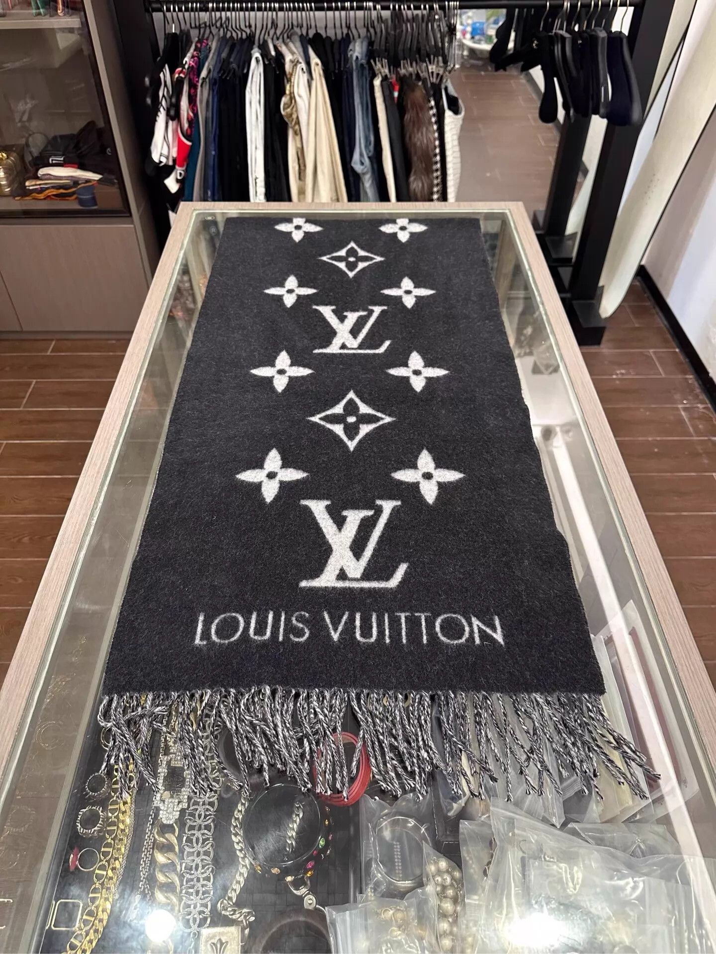Louis Vuitton LV Reykjavik Monogram Scarf Black & Gray Cashmere Size ONE SIZE - 3 Thumbnail