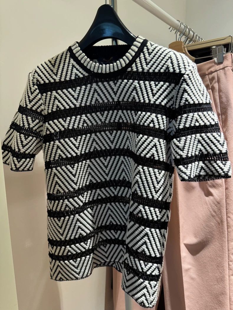 Louis Vuitton Louis Vuitton Knitted v-cut striped short sleeves Size US M / EU 48-50 / 2 - 1 Thumbnail